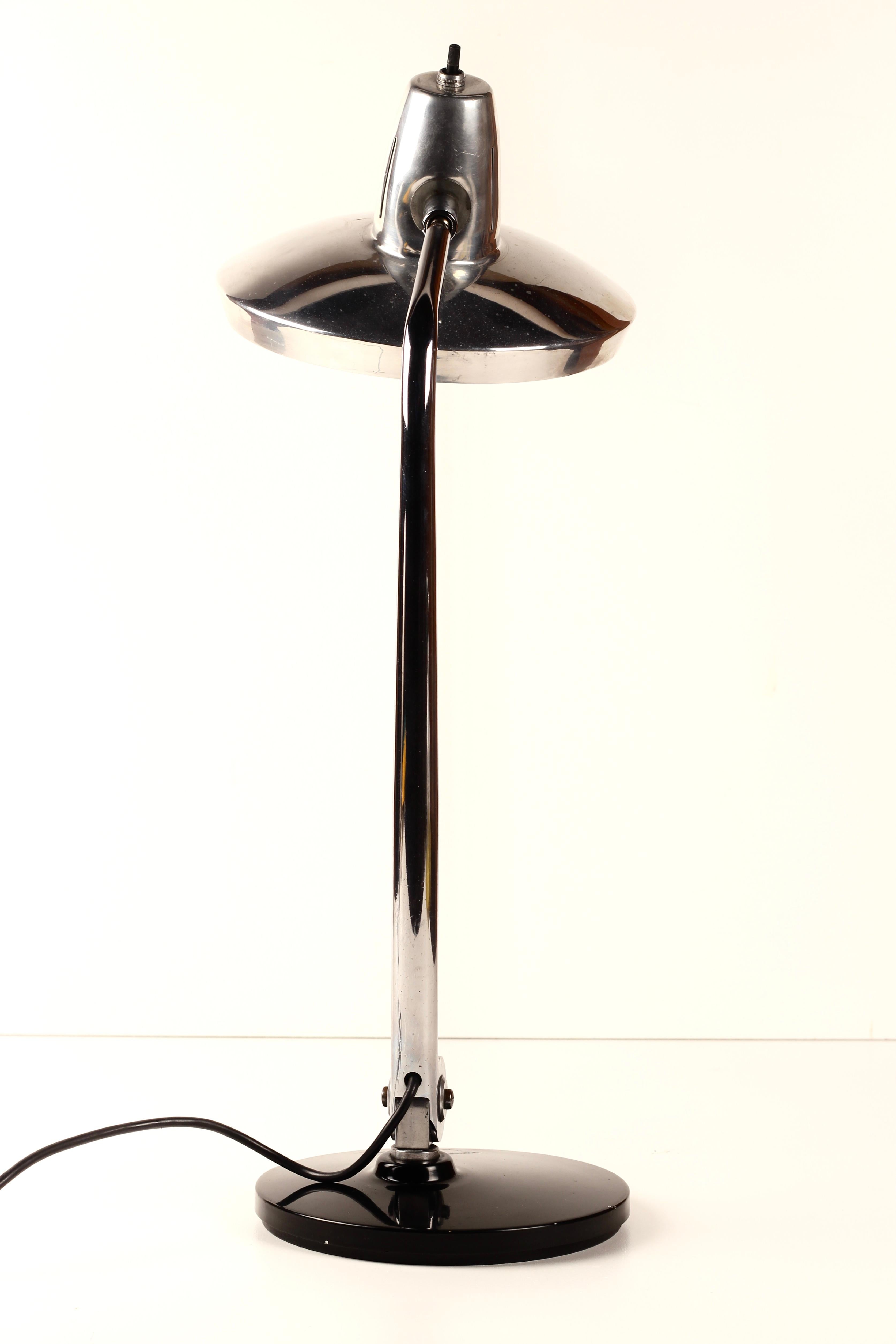 Chrome and Aluminium Fase desk lamp Modelos patentados Madrid Espana In Good Condition For Sale In London, GB