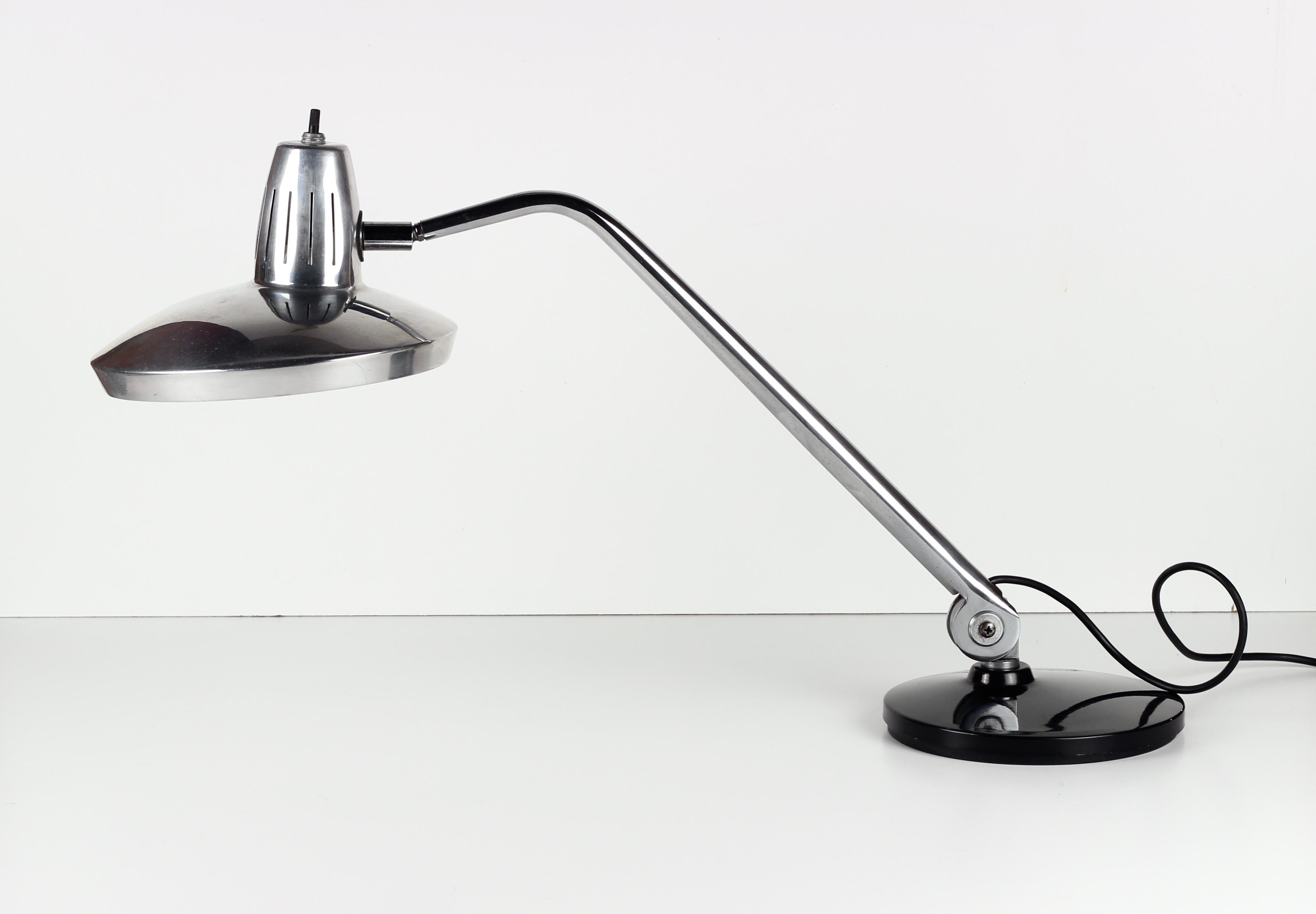 Metal Chrome and Aluminium Fase desk lamp Modelos patentados Madrid Espana For Sale