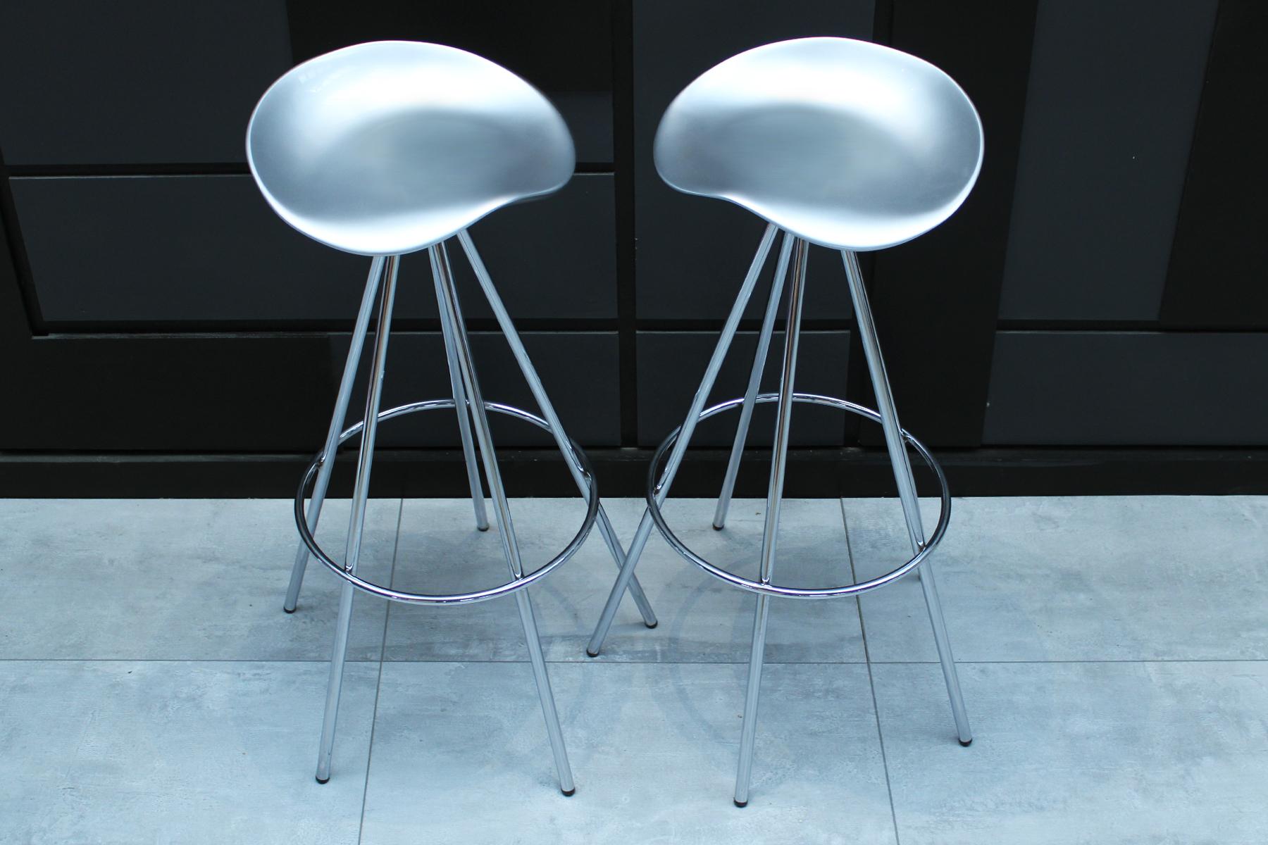 A pair of first edition 1990s 'Jamaica' chrome and aluminium bar or kitchen stools designed by Pepe Cortes and produced in Spain by Amat-3 for Knoll. These chairs feature a ‘saddle’ like seat that is actually surprisingly comfortable. Both chairs