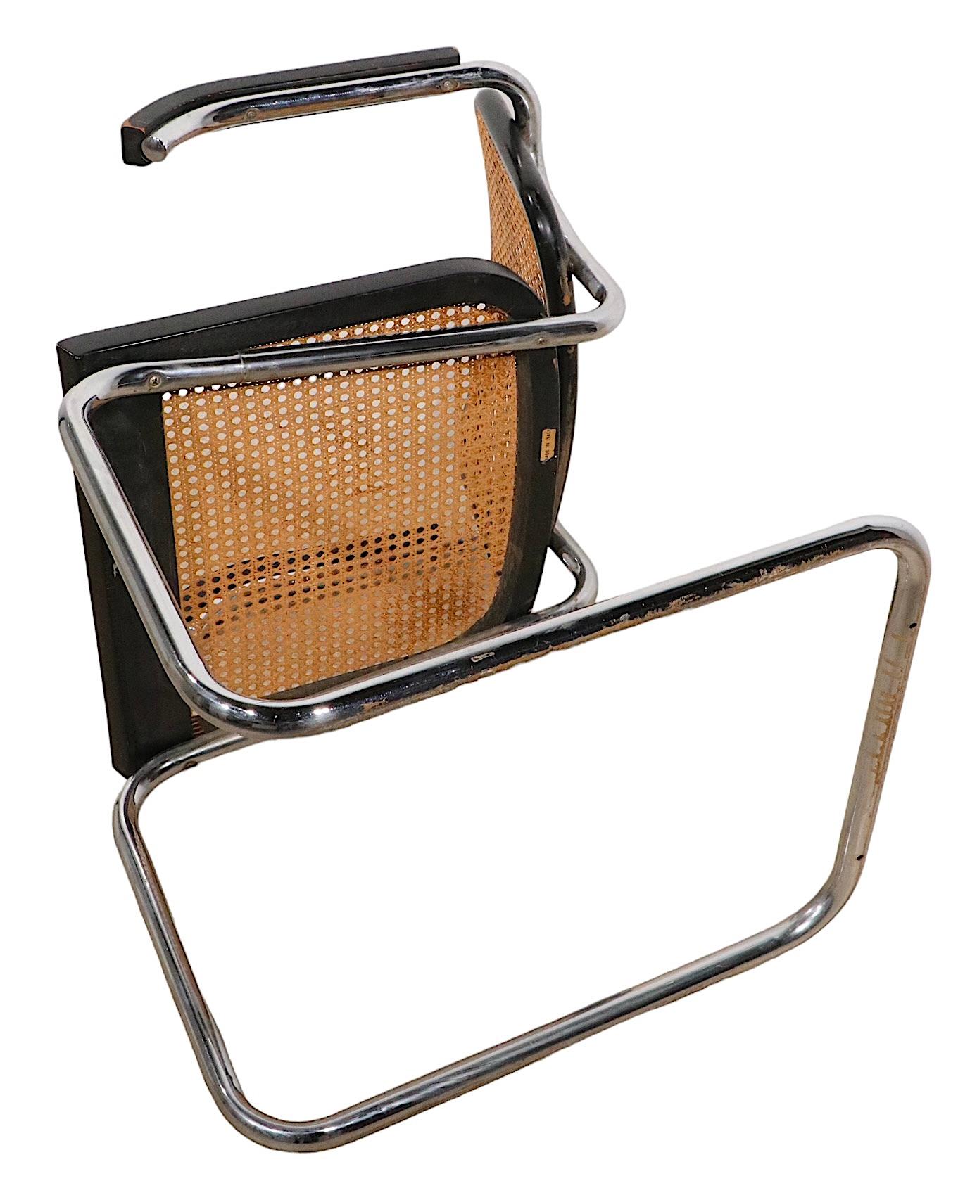 Style international Chaise CIRCA chromée et noire Designée par Marcel Breuer Fabriquée en Italie vers les années 1970 en vente