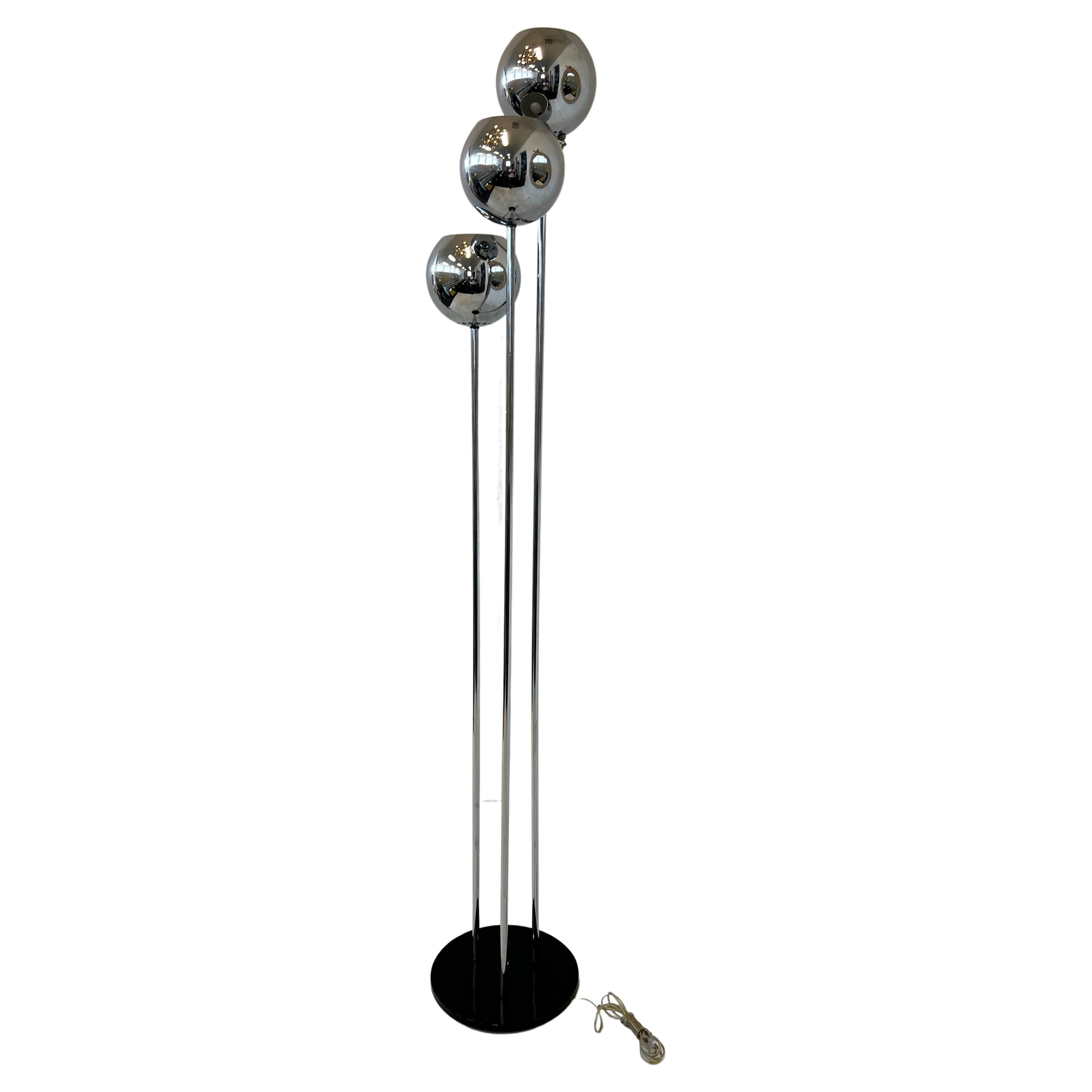 Lampada da terra di Robert Sonneman, anni '60, a tre luci cromate e laccate di nero. 
Ricablato di recente, con un nuovo interruttore rotante. Accoglie tre lampadine Edison da 75w max. 
Wired for US. 

Dimensioni: 74,5