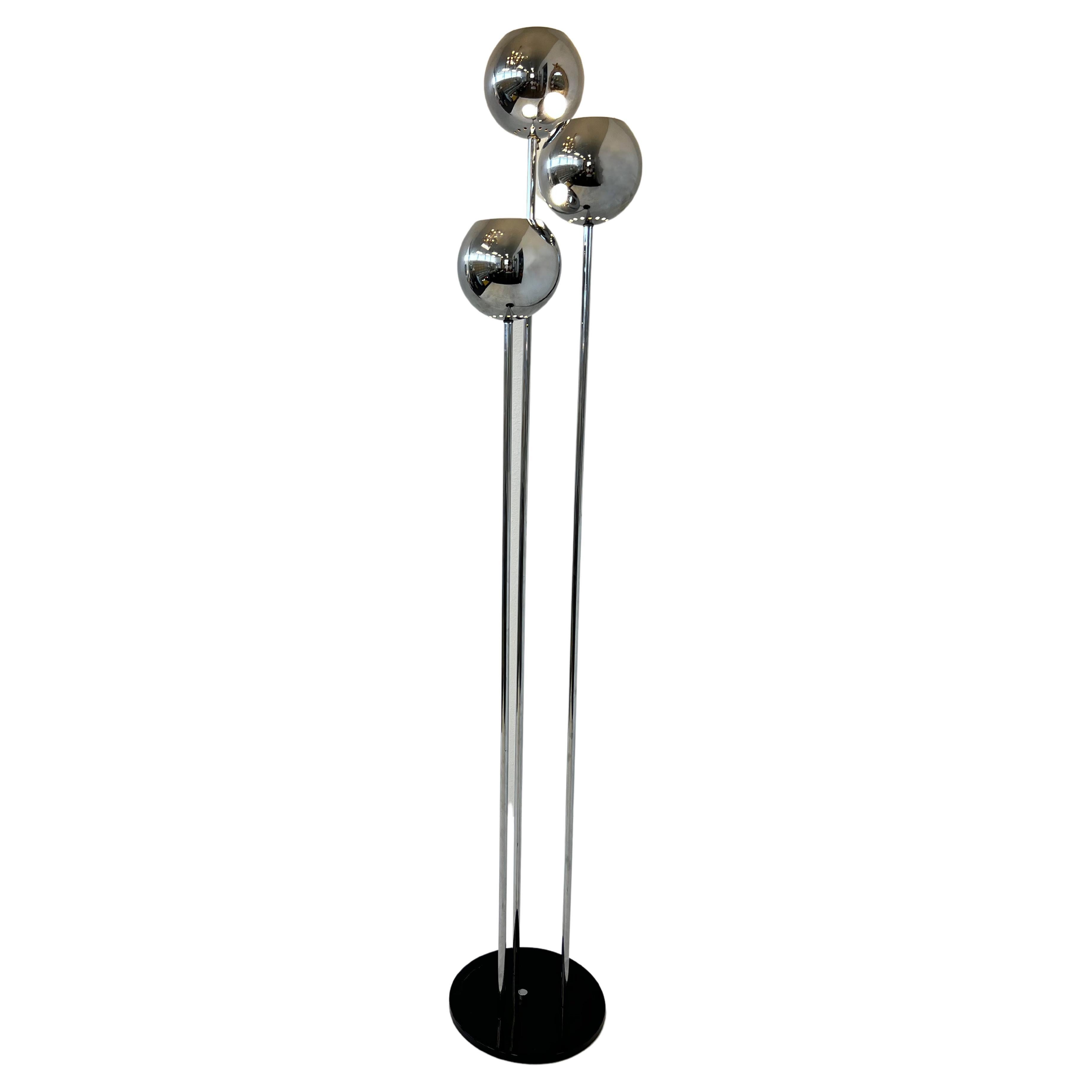 Mid-Century moderno Lampada da terra cromata e nera di Robert Sonneman in vendita