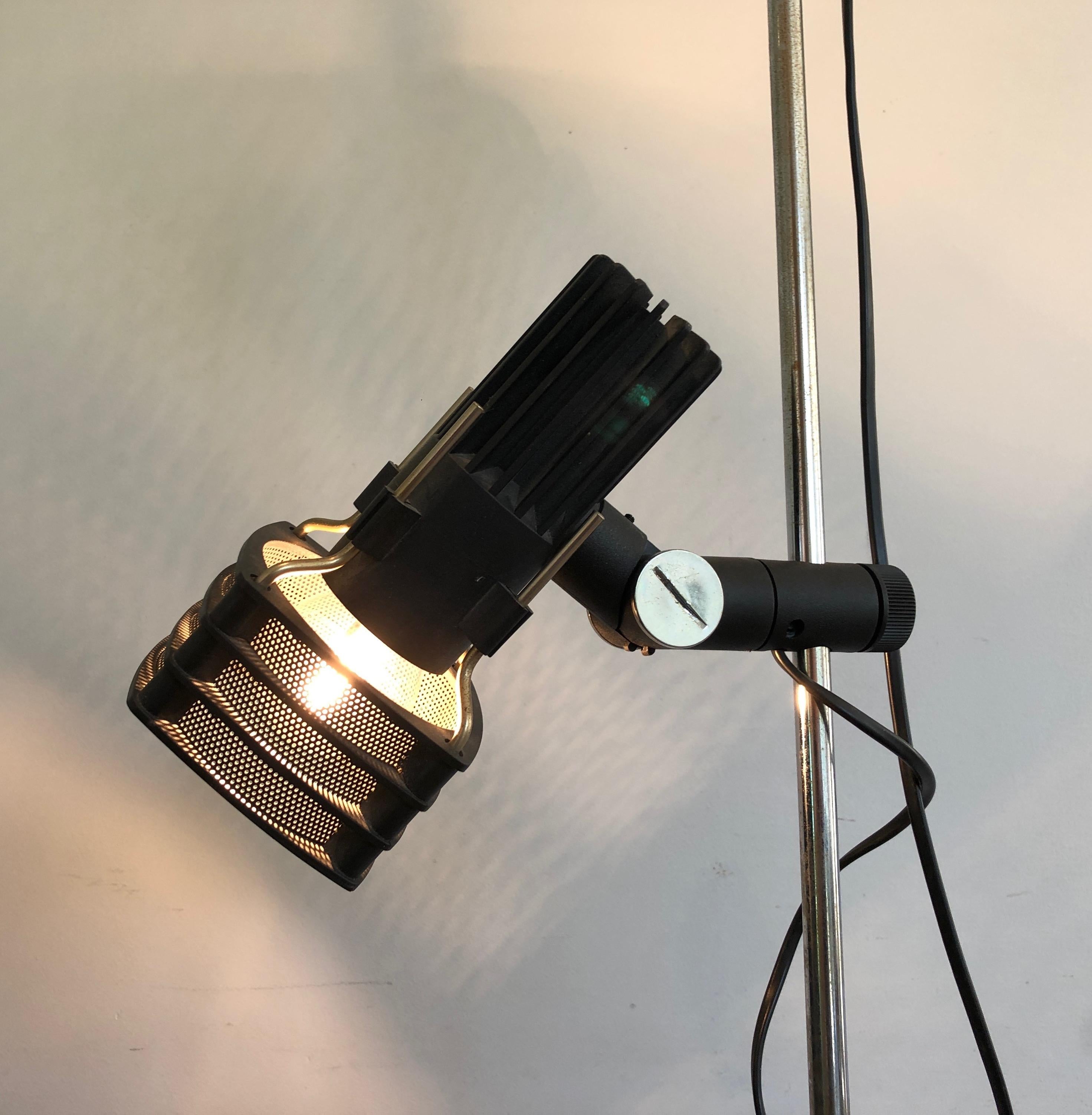 Stehlampe aus Chrom und schwarz lackiertem Design mit verstellbaren Lichtern. Französische Arbeit (Ende des 20. Jahrhunderts) im Angebot