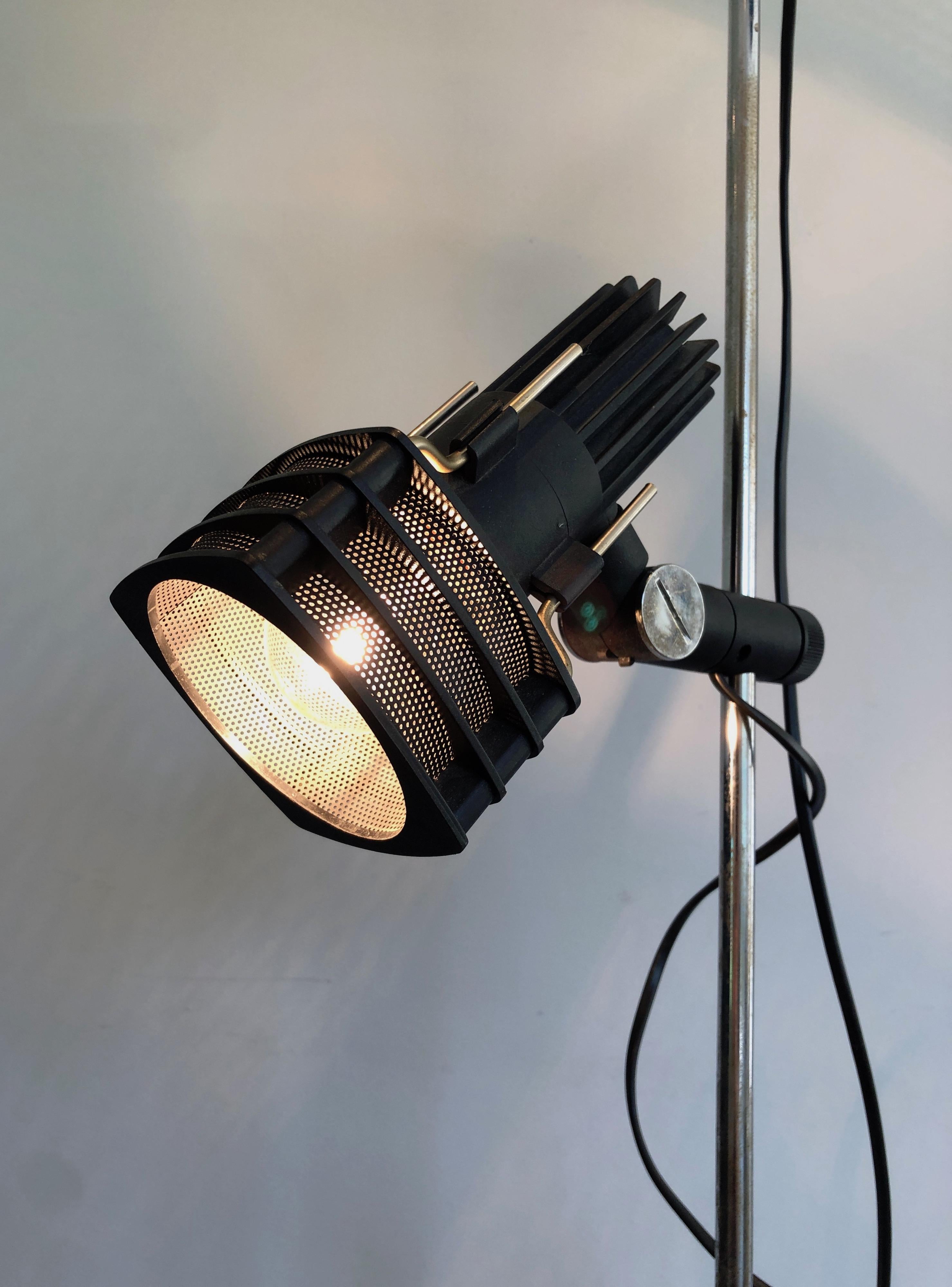 Stehlampe aus Chrom und schwarz lackiertem Design mit verstellbaren Lichtern. Französische Arbeit im Angebot 1