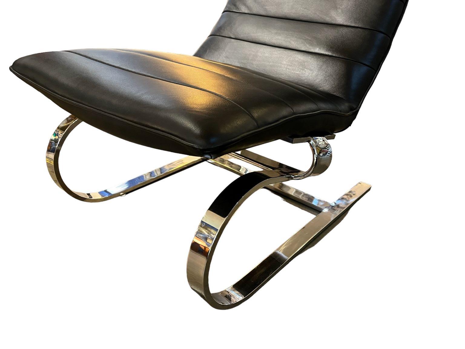Chrome And Black Leather Modernist Chair In The Style Of Poul Kjaerholm In Good Condition In Bernville, PA
