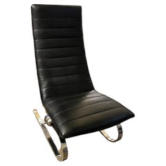 Chaise moderniste en chrome et cuir noir dans le style de Poul Kjaerholm