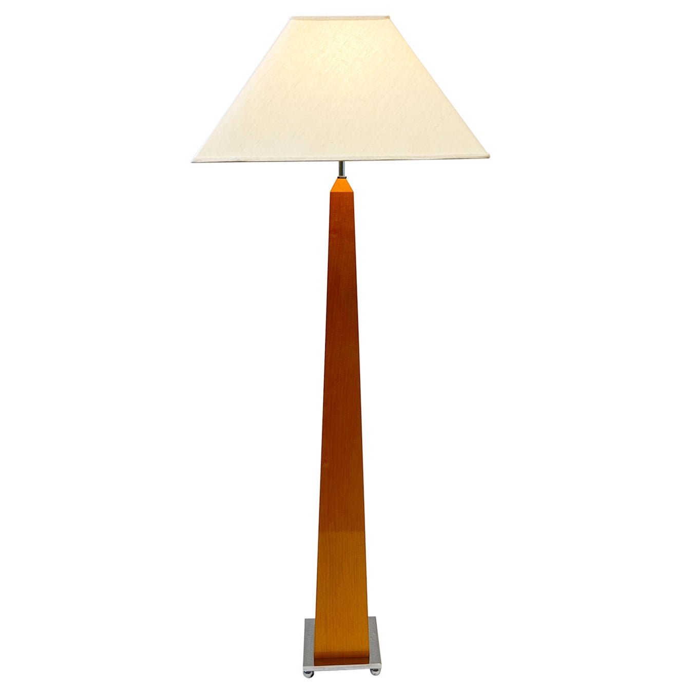 Stehlampe in Obeliskenform aus Chrom und blondem Holz im Angebot