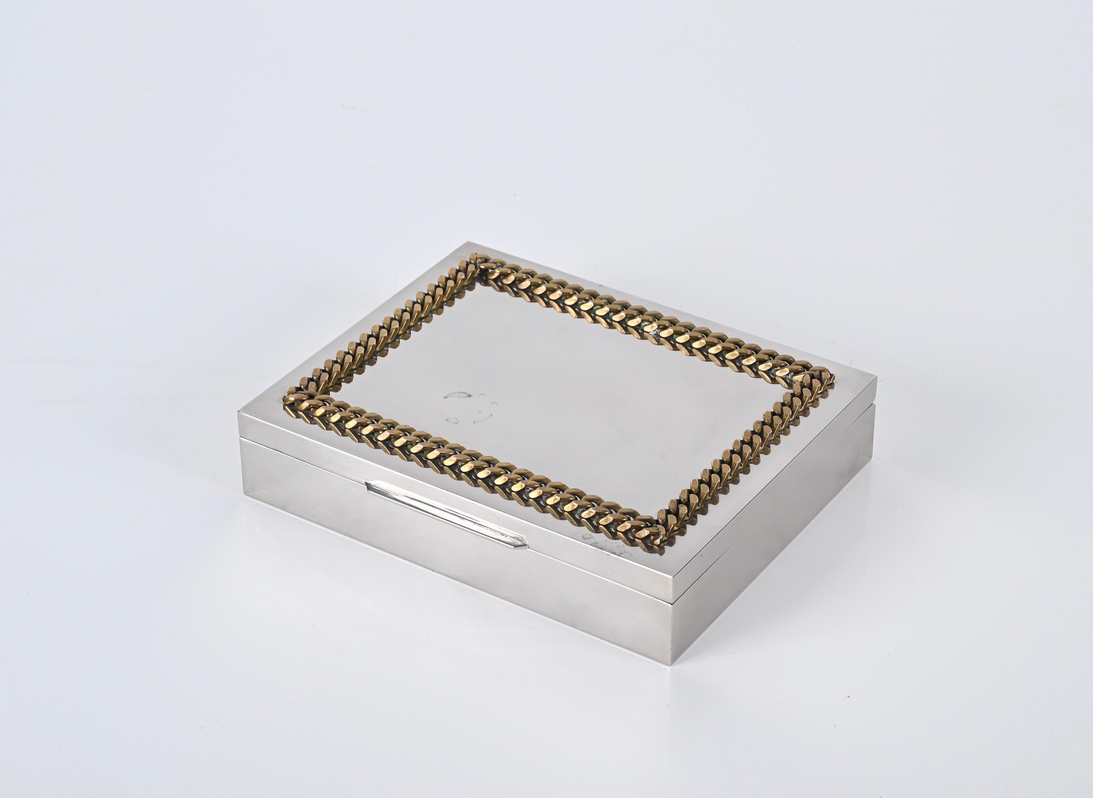 Schönes dekoratives Schmuckkästchen aus verchromtem Metall und Messing aus der Mitte des Jahrhunderts. Diese schöne Schachtel im Gucci-Stil wurde in den 1980er Jahren in Italien hergestellt. 

Diese wunderschöne rechteckige Dekobox ist komplett aus