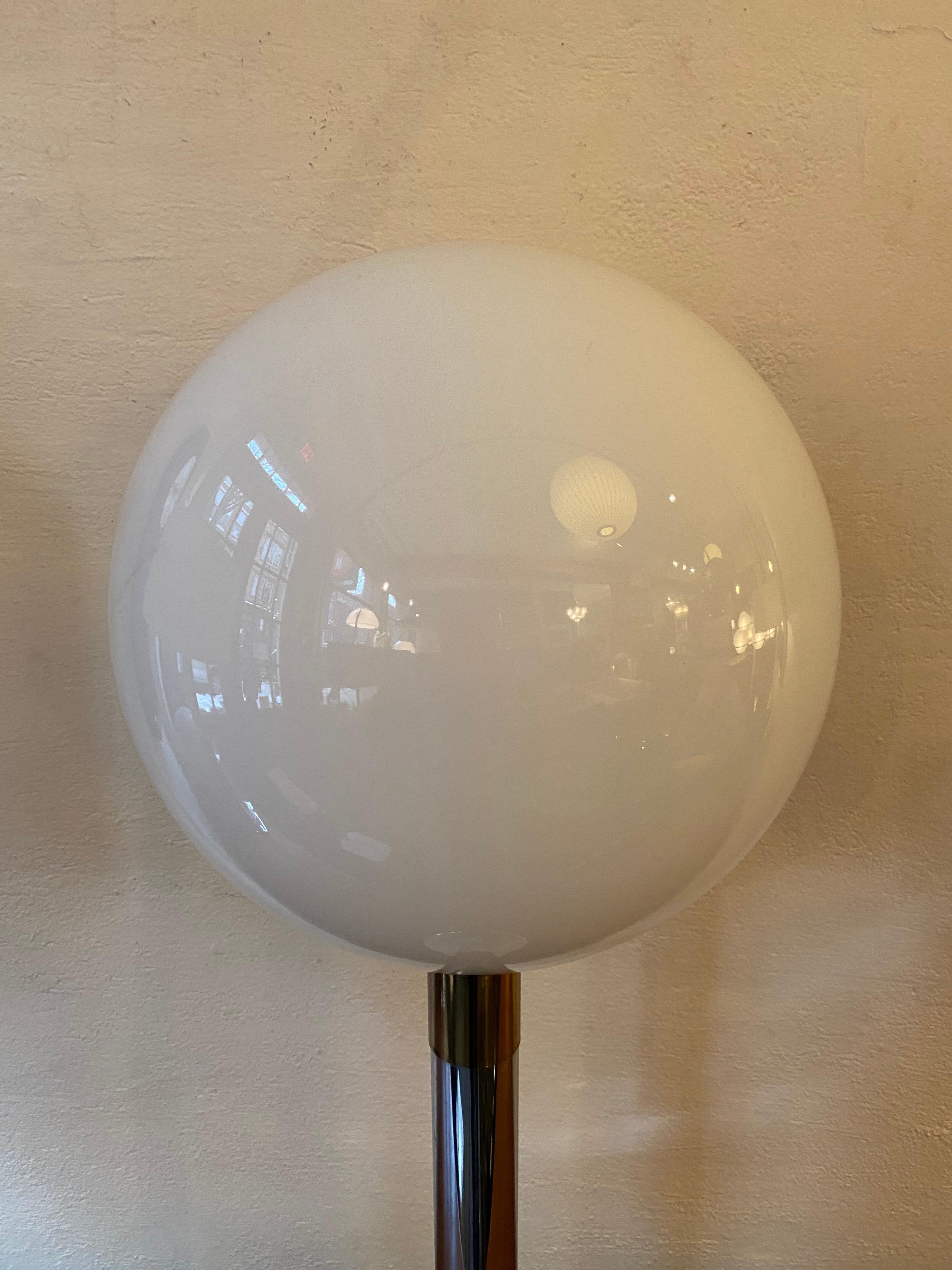Chrome and Brass Ball Table Lamp In Good Condition In Philadelphia, PA
