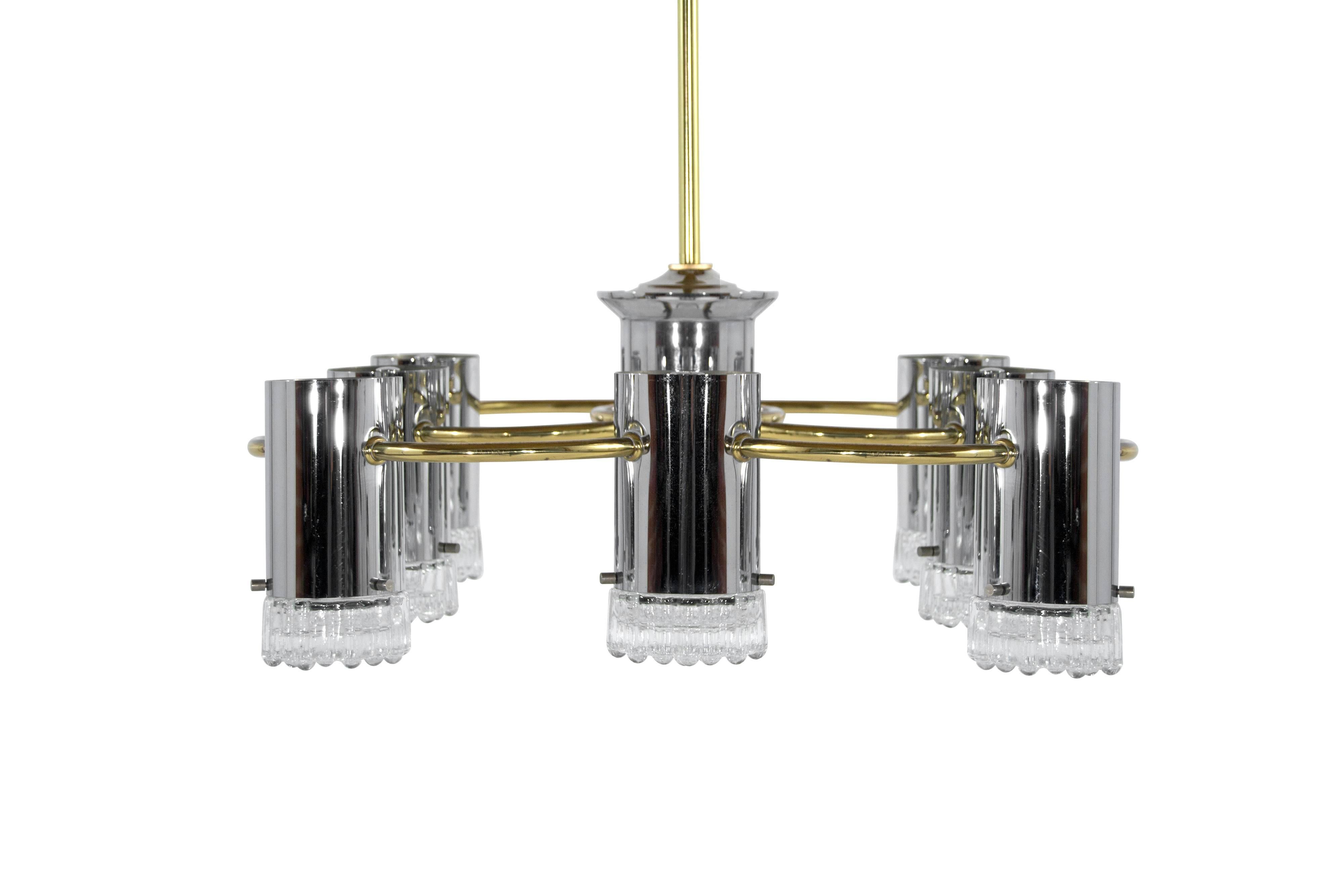 Un exemple rare en chrome et laiton par Gaetano Sciolari ; fabriqué en Italie, vers les années 1960. Abat-jour en verre de Murano en excellent état ; ce luminaire a été entièrement recâblé. La hauteur du plafond est réglable. Il peut également être