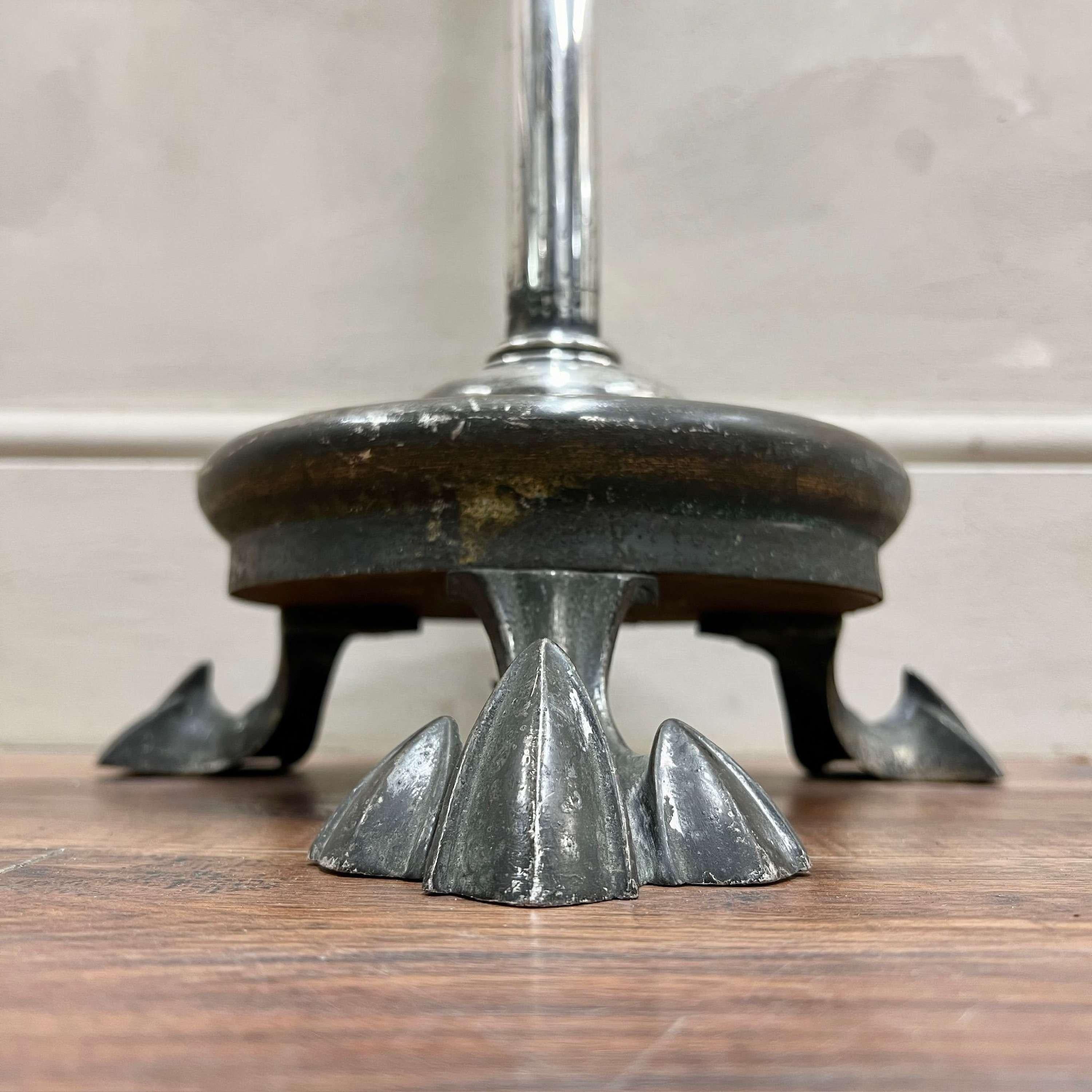 Francese Lampada da terra con base a zampa di leone francese in cromo e ottone in vendita