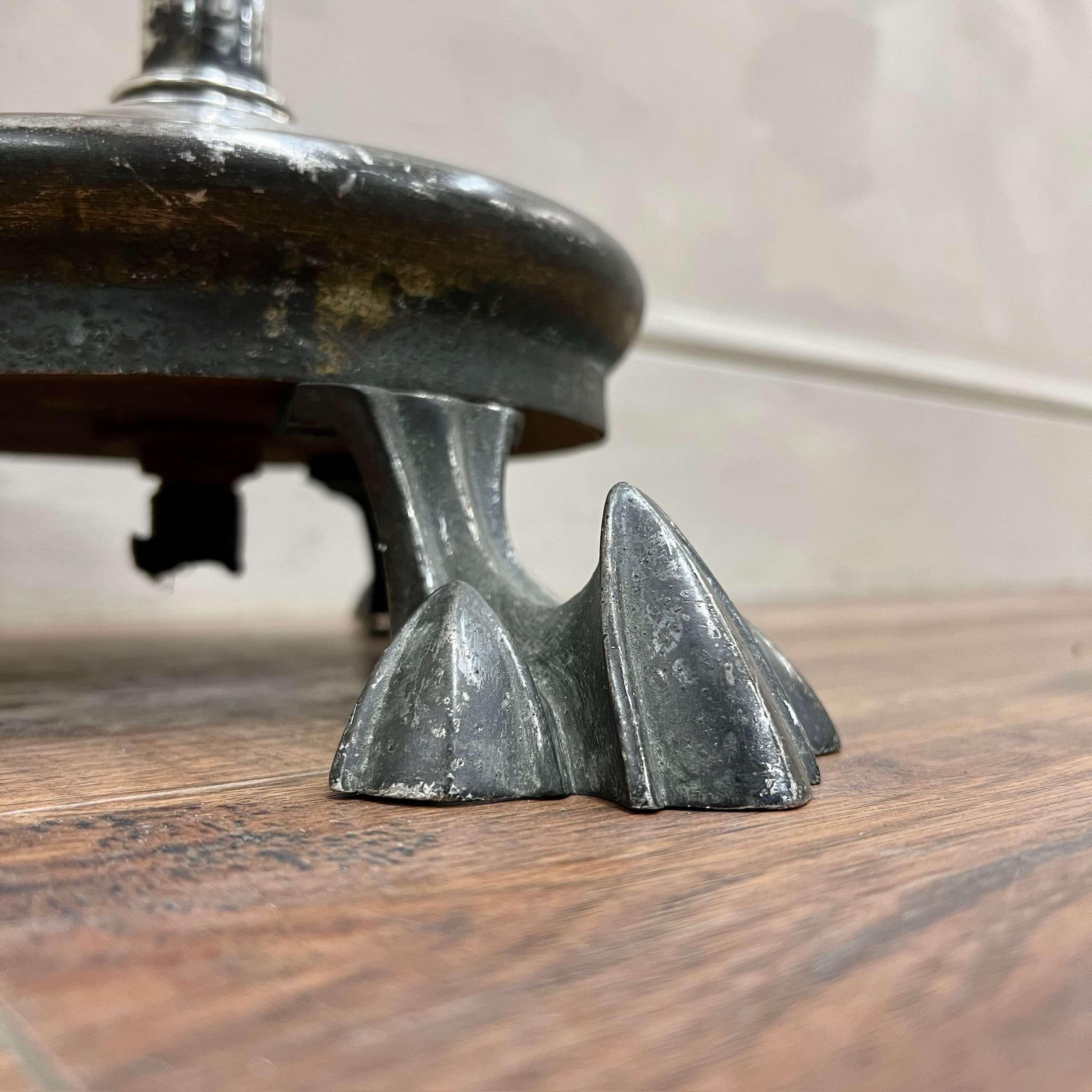 Lampada da terra con base a zampa di leone francese in cromo e ottone In condizioni buone in vendita a Southampton, GB