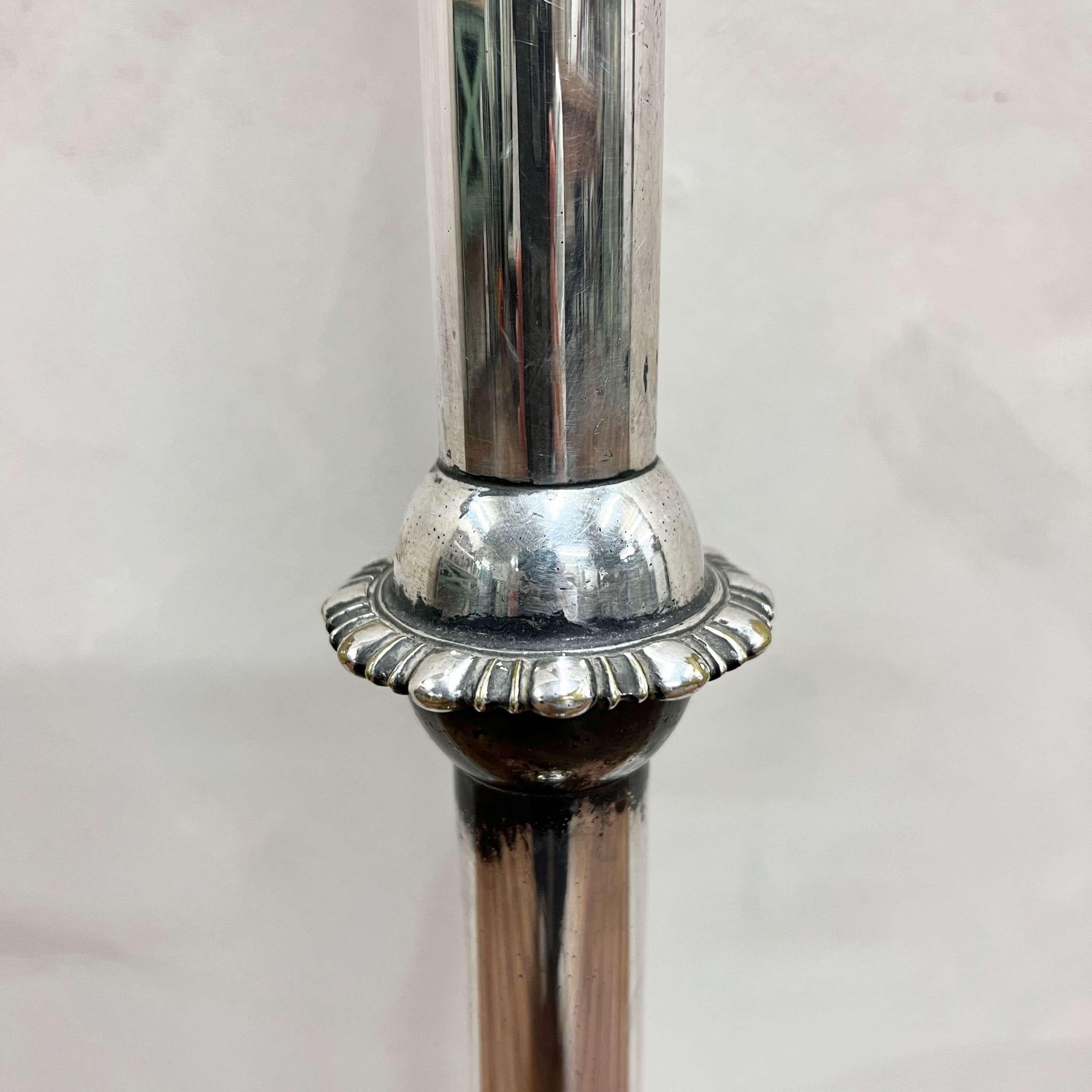 XX secolo Lampada da terra con base a zampa di leone francese in cromo e ottone in vendita