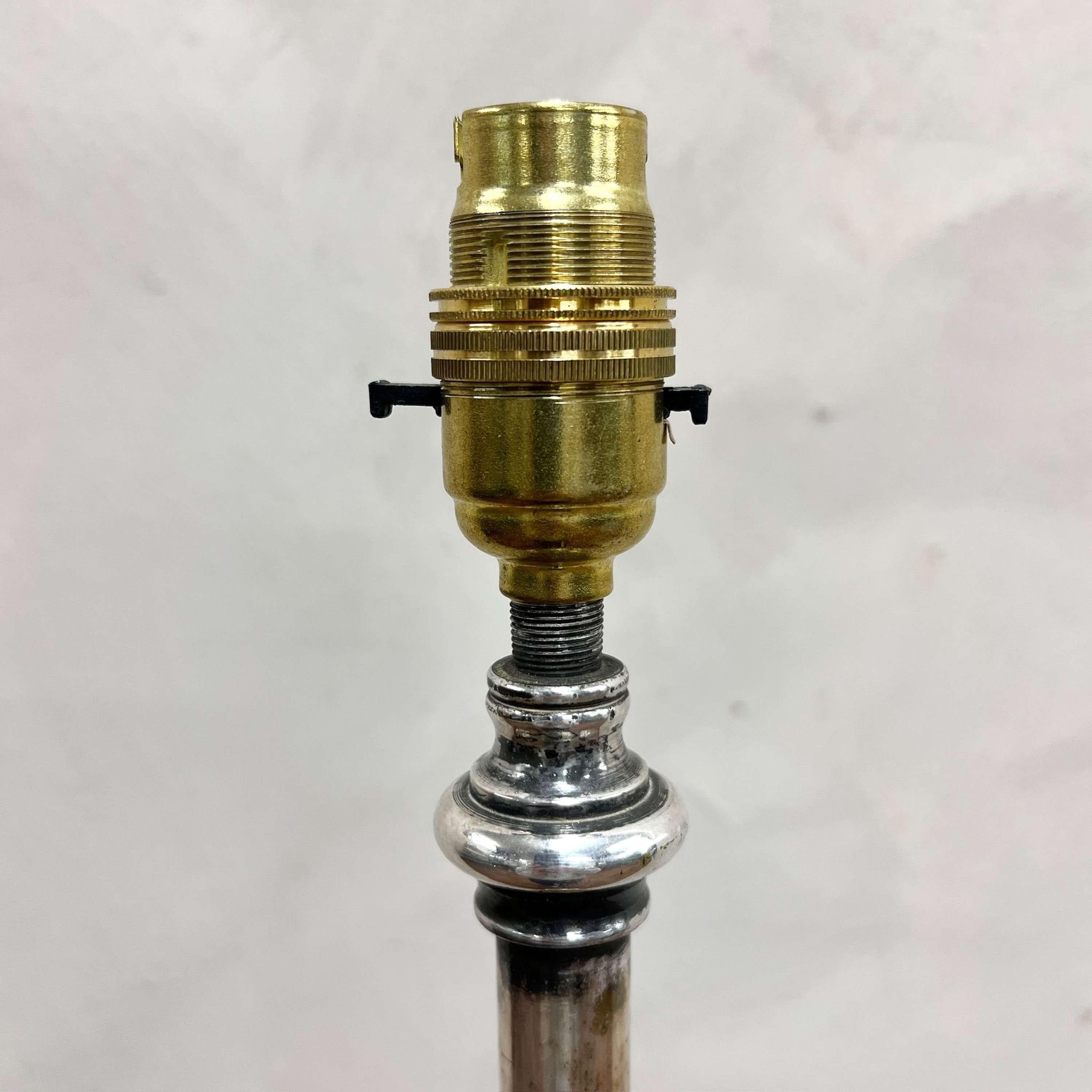 Lampada da terra con base a zampa di leone francese in cromo e ottone in vendita 1