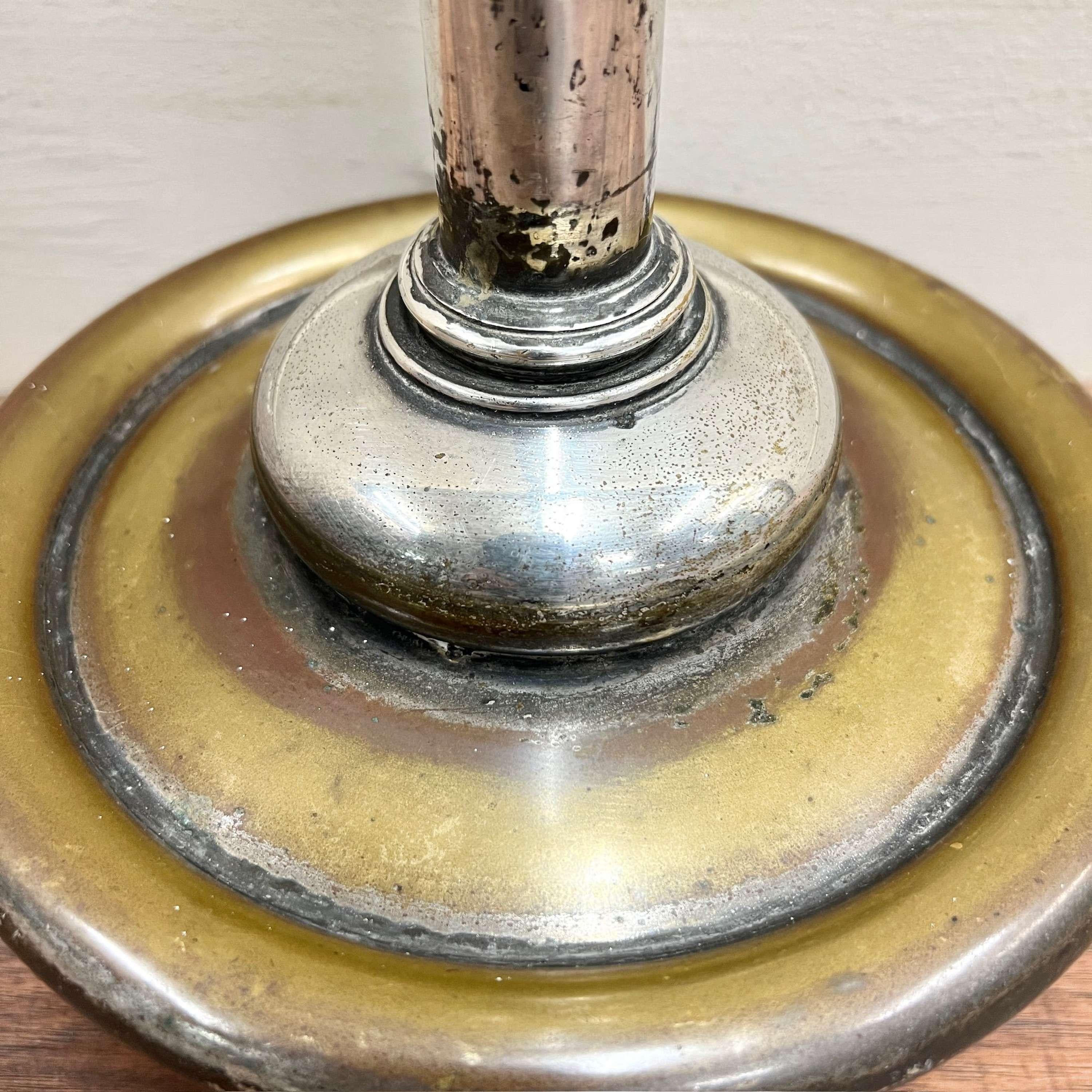 Lampada da terra con base a zampa di leone francese in cromo e ottone in vendita 2