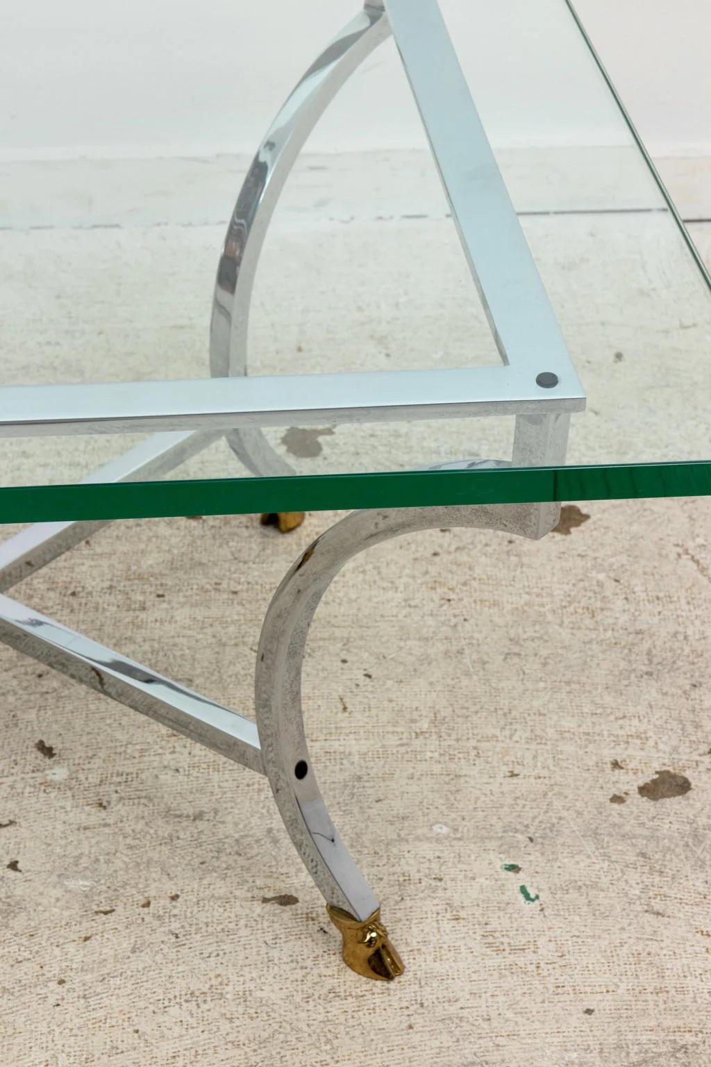 Table basse carrée en chrome et laiton de style Maison Jansen avec plateau en verre de 3/4