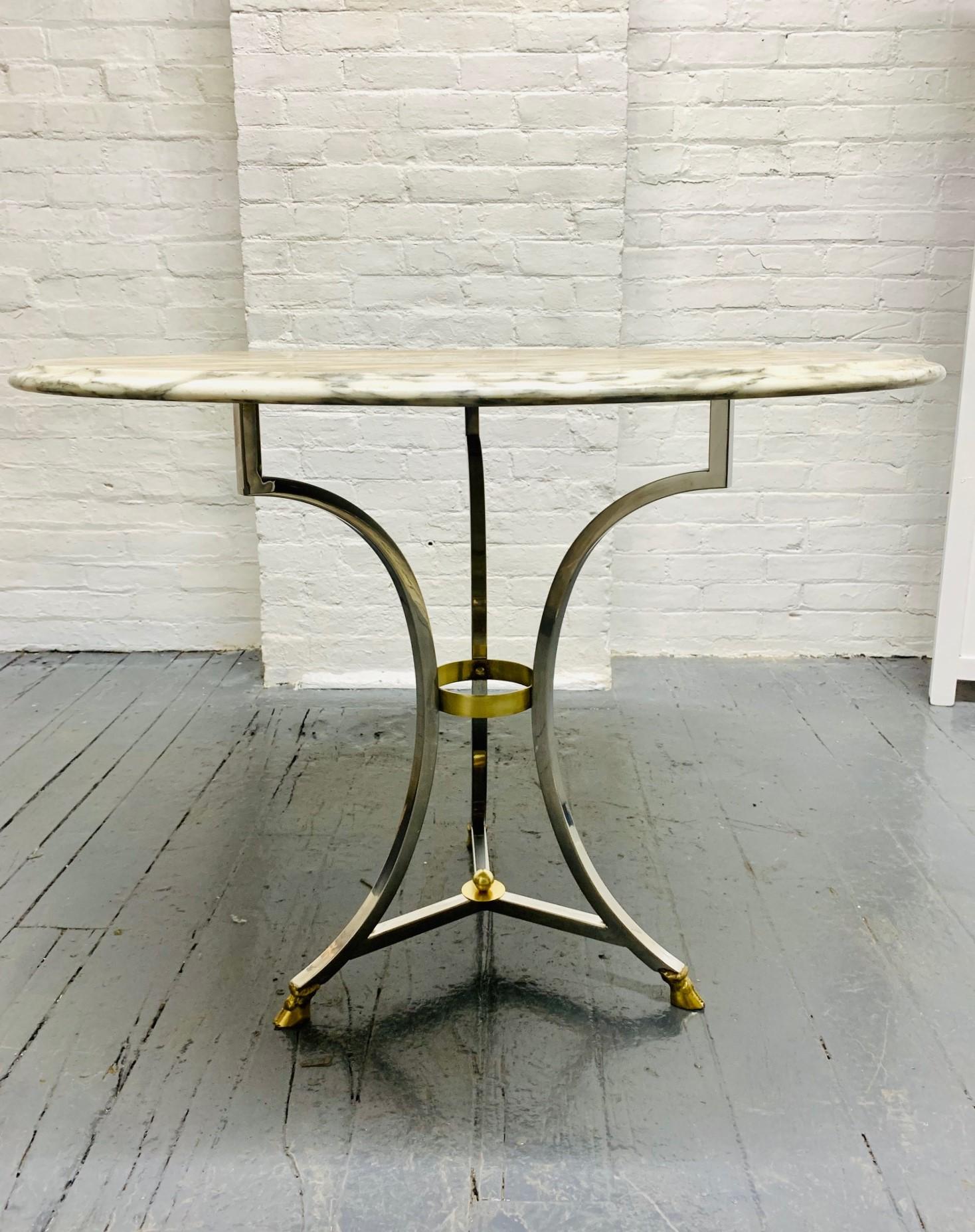 Tisch aus Chrom und Messing mit Marmorplatte im Stil von Maison Jansen (Moderne der Mitte des Jahrhunderts) im Angebot