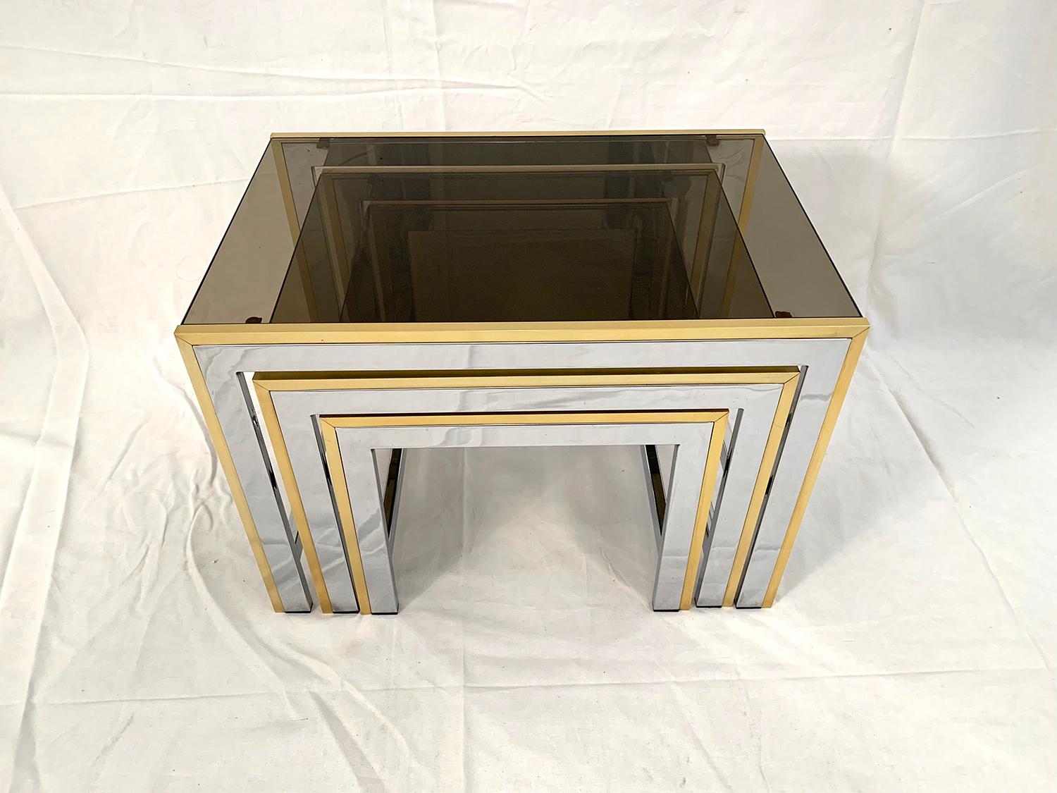Rare nesting table set designed by Renato Zevi, 1970. The set consists of three tables with a chrome and brass structure topped with a smoked glass. Excellent condition

Rare ensemble de tables gigognes dessinées par Renato Zevi, 1970. L'ensemble