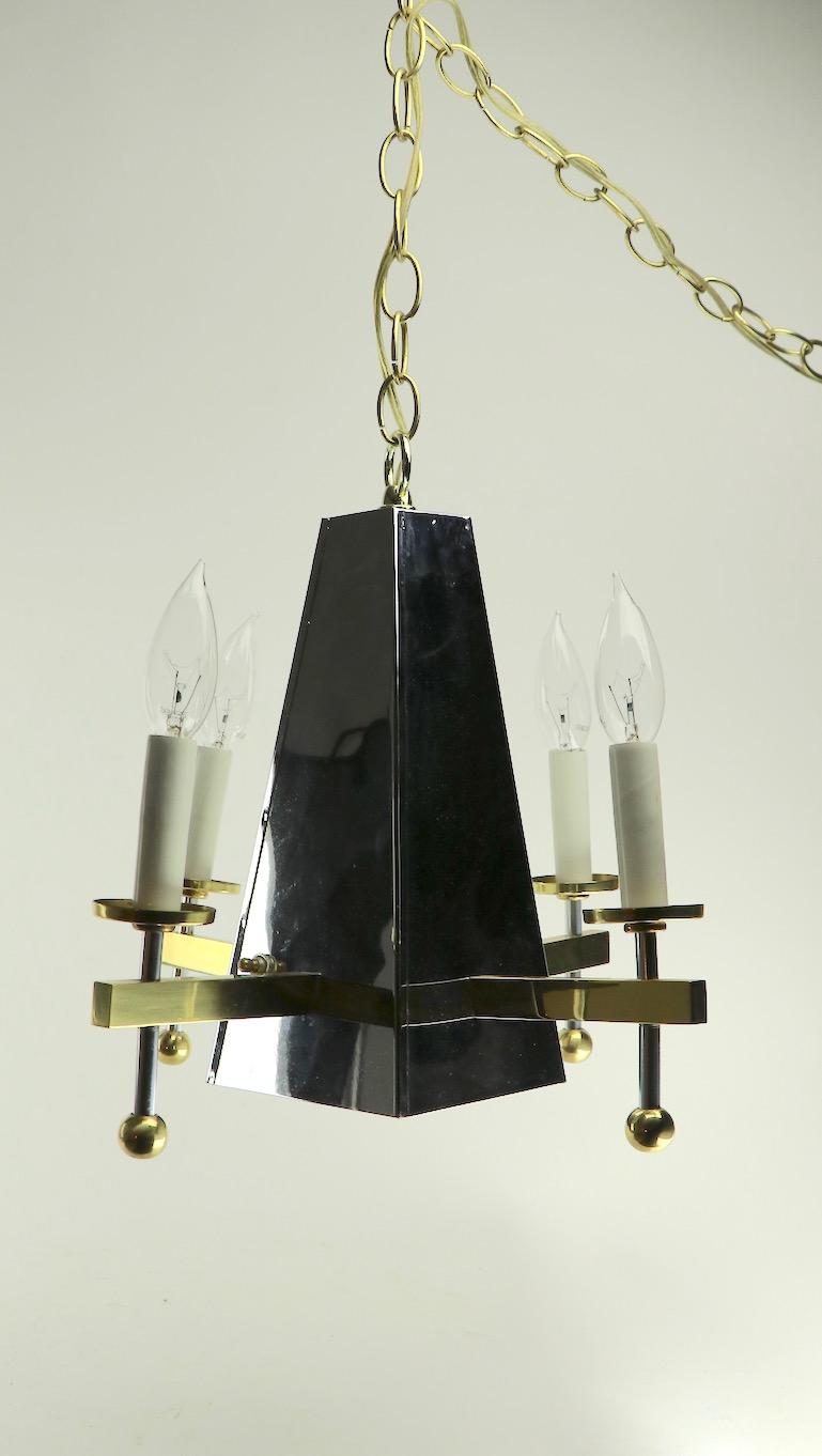 Lampadario a forma di piramide in ottone e cromo in vendita 3