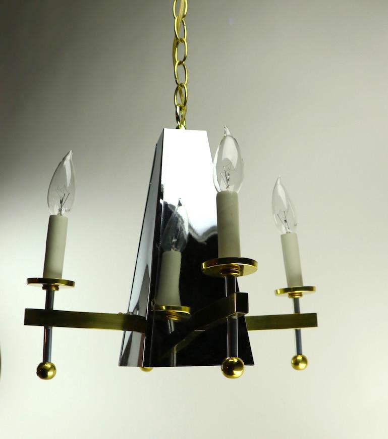 Lampadario a forma di piramide in ottone e cromo in vendita 1