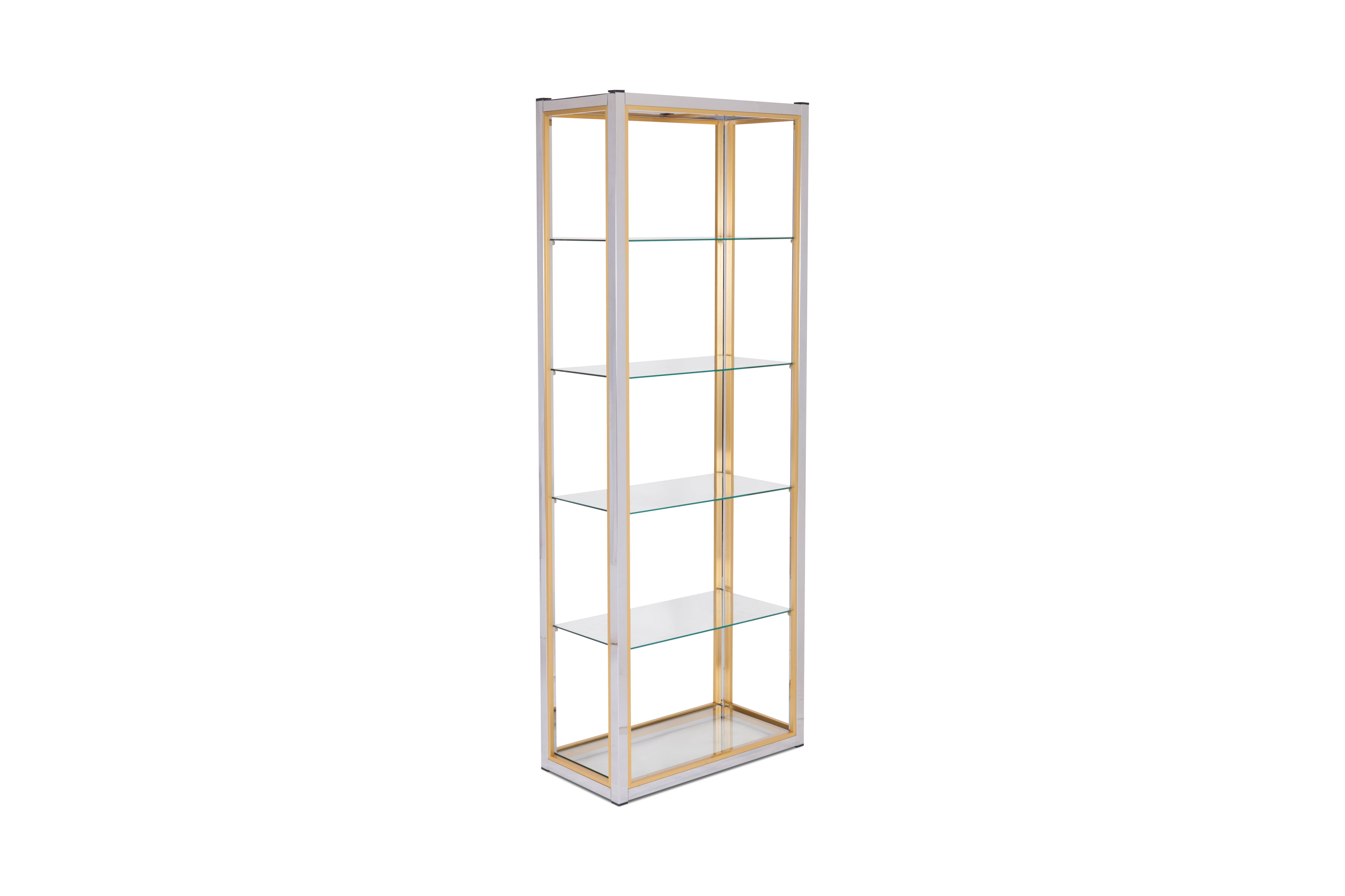 Renato Zevi, étagère, display piece, Italy 1970s

Chrome frame with brass details. The cabinet is provided with five glass shelves.
Would fit well in an eclectic decor inspired by Hollywood Regency.

Measures: H 201, (between shelves 39.5) D