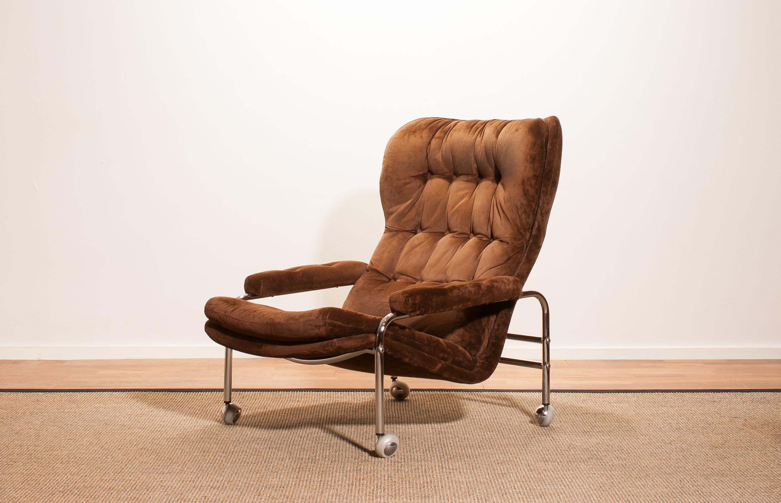 Beautiful lounge chair made by Scapa Rydaholm Sweden.
This chair has a brown velours seating on a chromed wheeled frame.
It is in a very nice used condition with little bold spots in the fabric.
Period 1970s
Dimensions: H.88 cm x W.73 cm x D.104