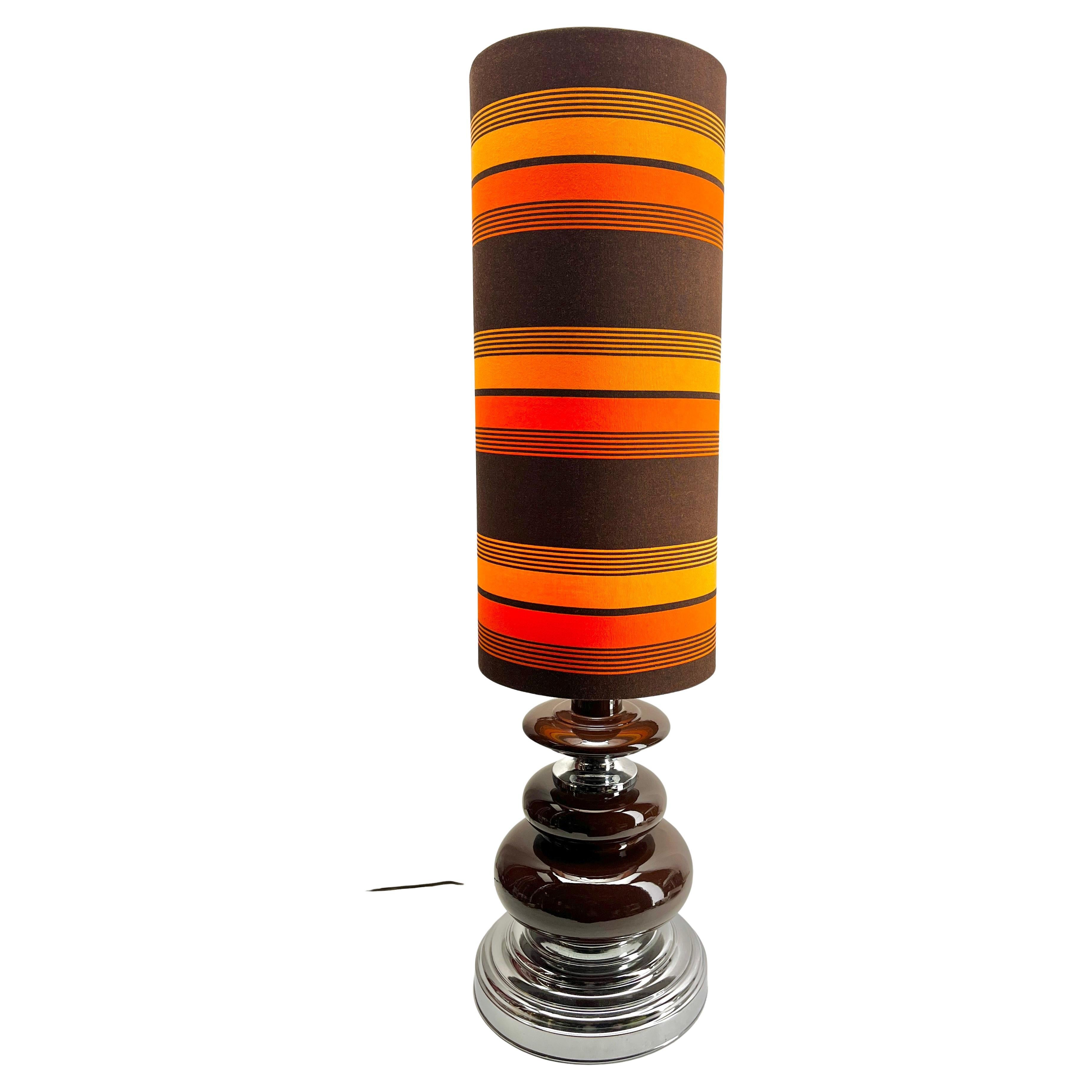Große Tisch- oder Schreibtischlampe aus Chrom und Keramik, hergestellt in Deutschland in den späten 1960er Jahren. 
Die Lampe hat eine E27 Edison Schraubfassung.

Die Größen sind ohne Lampenschirm gemessen.
Kürzlich gereinigt und poliert, so dass es