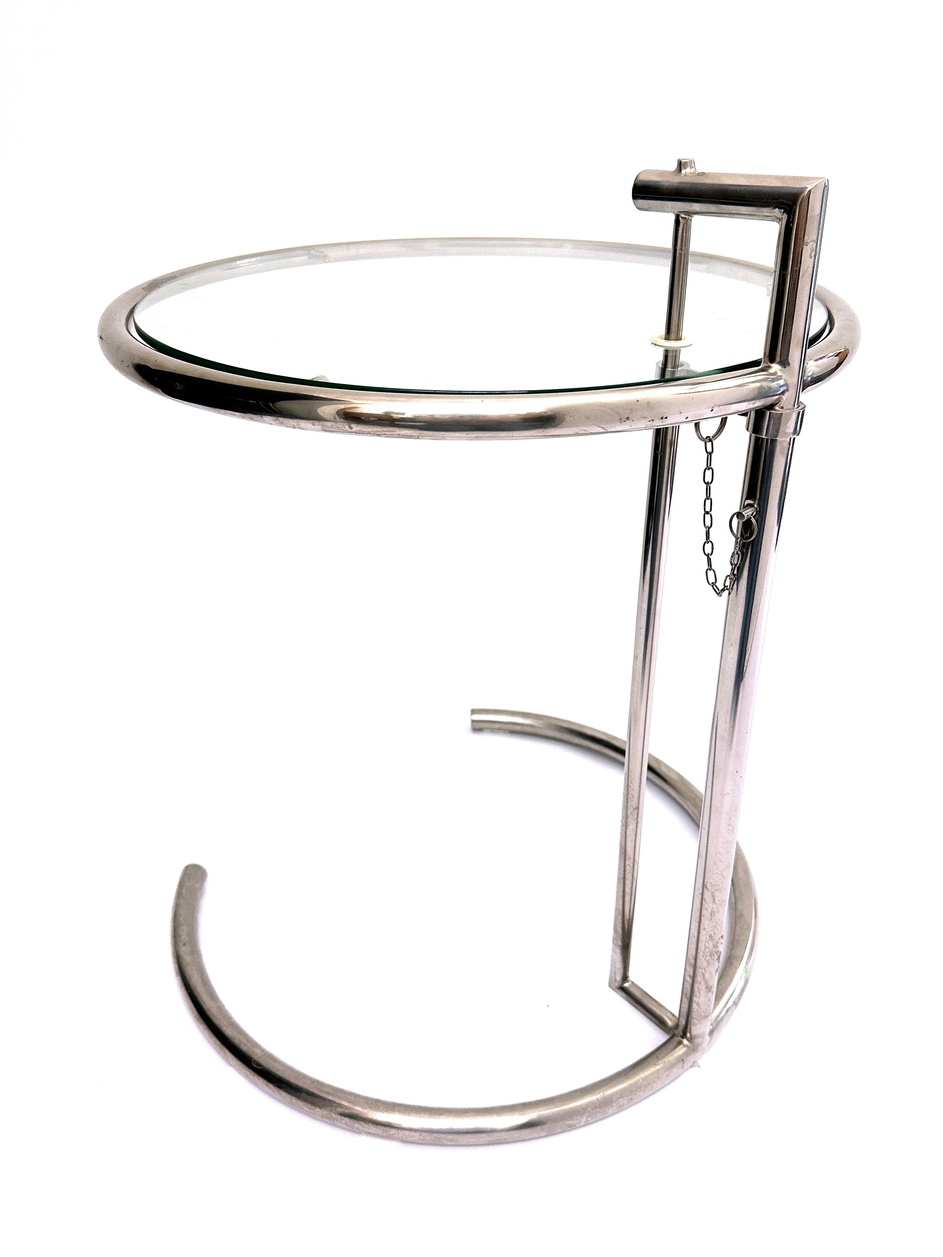 Beistelltisch aus Chrom und Glas, zugeschrieben E-1027 entworfen von Eileen Gray (Metall) im Angebot
