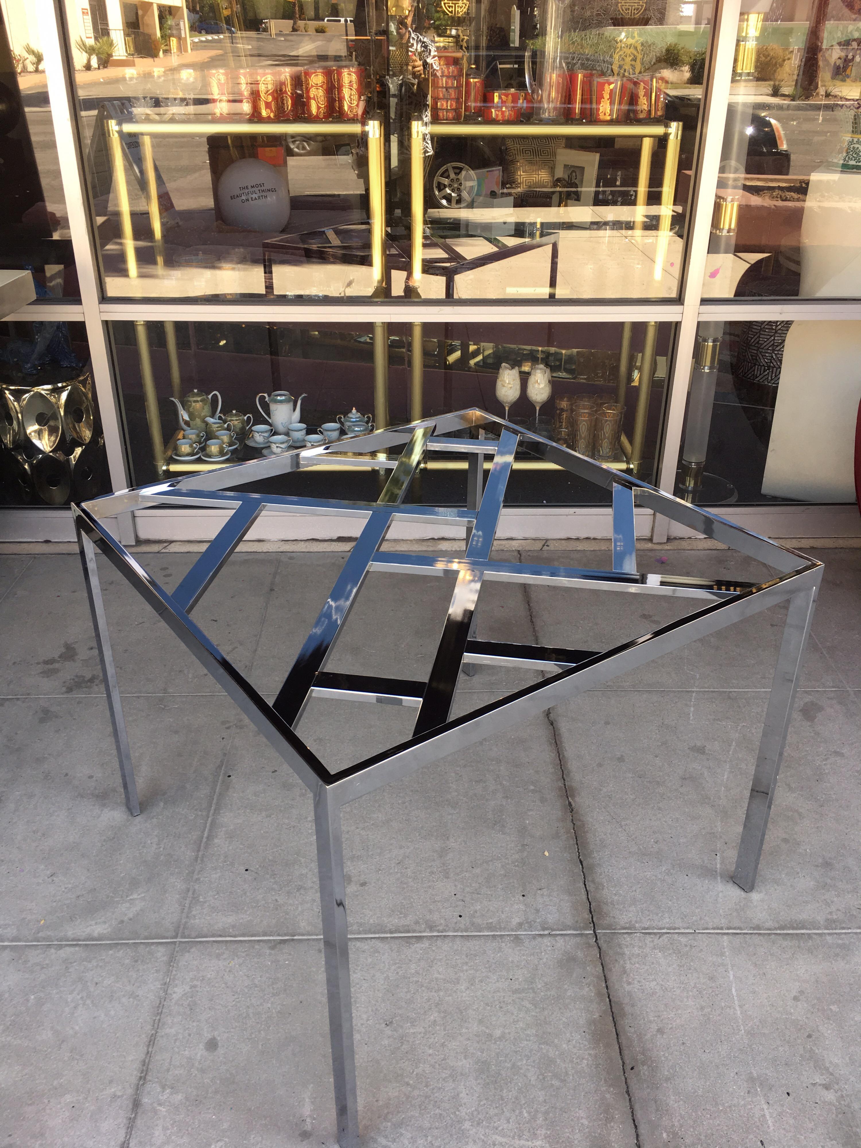 Diese Serie von Chrom- und Glasmöbeln aus den 1970er Jahren wurde mehrfach Milo Baughman für das Design Institute of America zugeschrieben. Dieser Tisch wurde als Spieltisch im Wohnzimmer eines Hauses in Palm Springs verwendet, könnte aber genauso