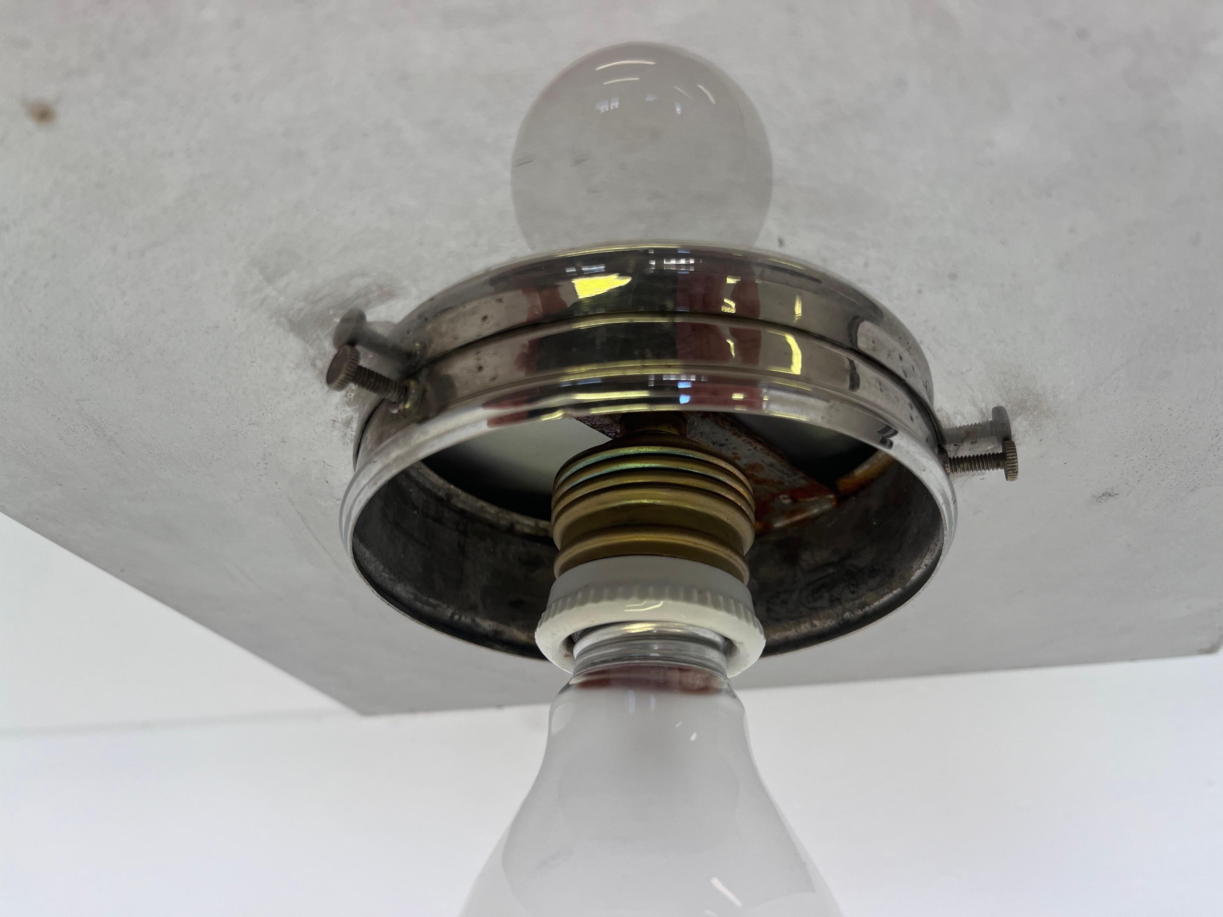 - Tchécoslovaquie
- 1930s
- Nouvelle électricité
- Compatible avec les États-Unis
- une ampoule de toute puissance
JR