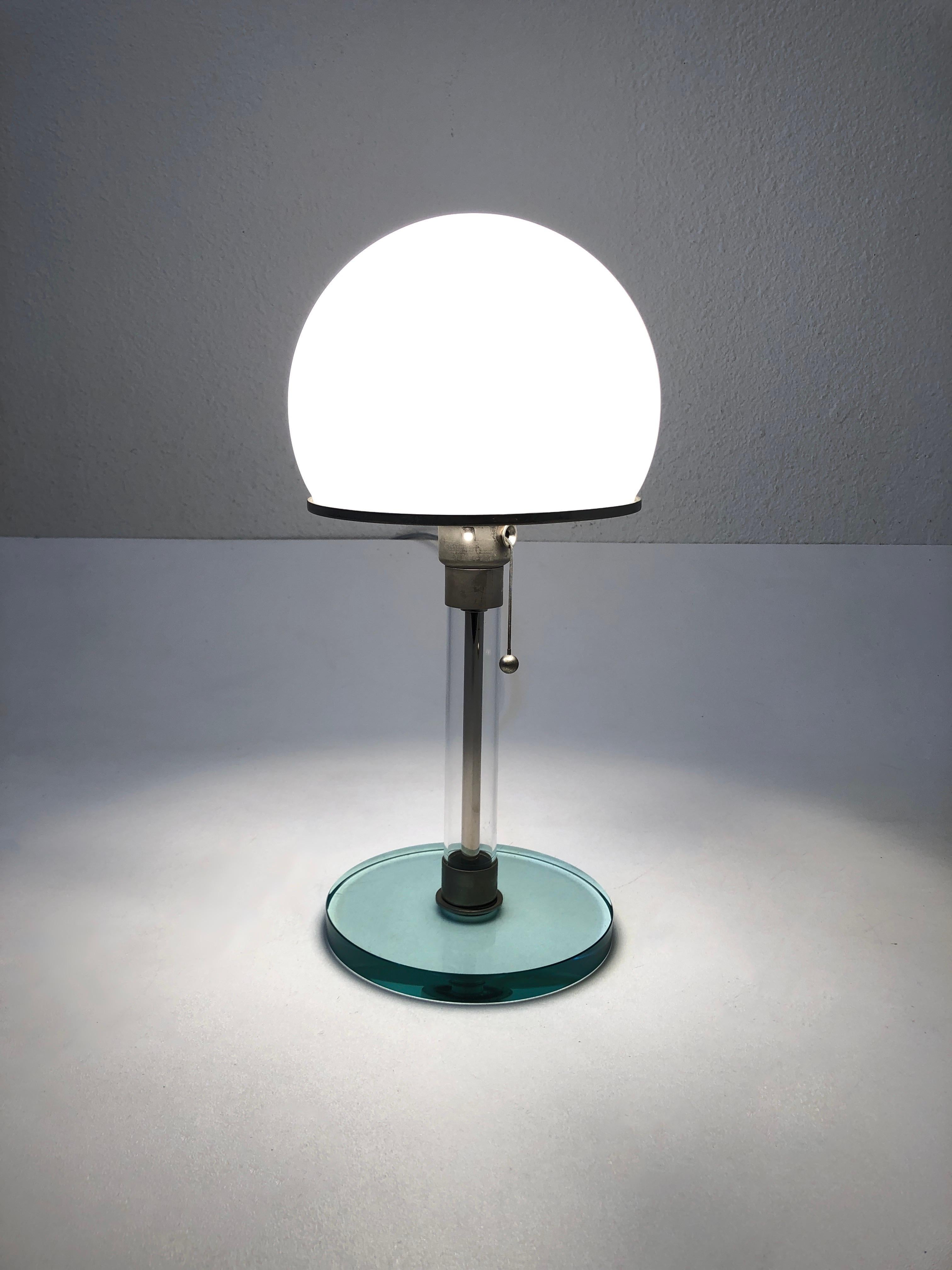 Lampe de table allemande en chrome et verre Bauhaus conçue par Wilhelm Wagenfeld pour Tecnolume dans les années 1920. 
Récemment recâblée pour l'Amérique, elle fonctionne avec une ampoule Edison ordinaire de 75w max. 
Quelques rayures sur la base