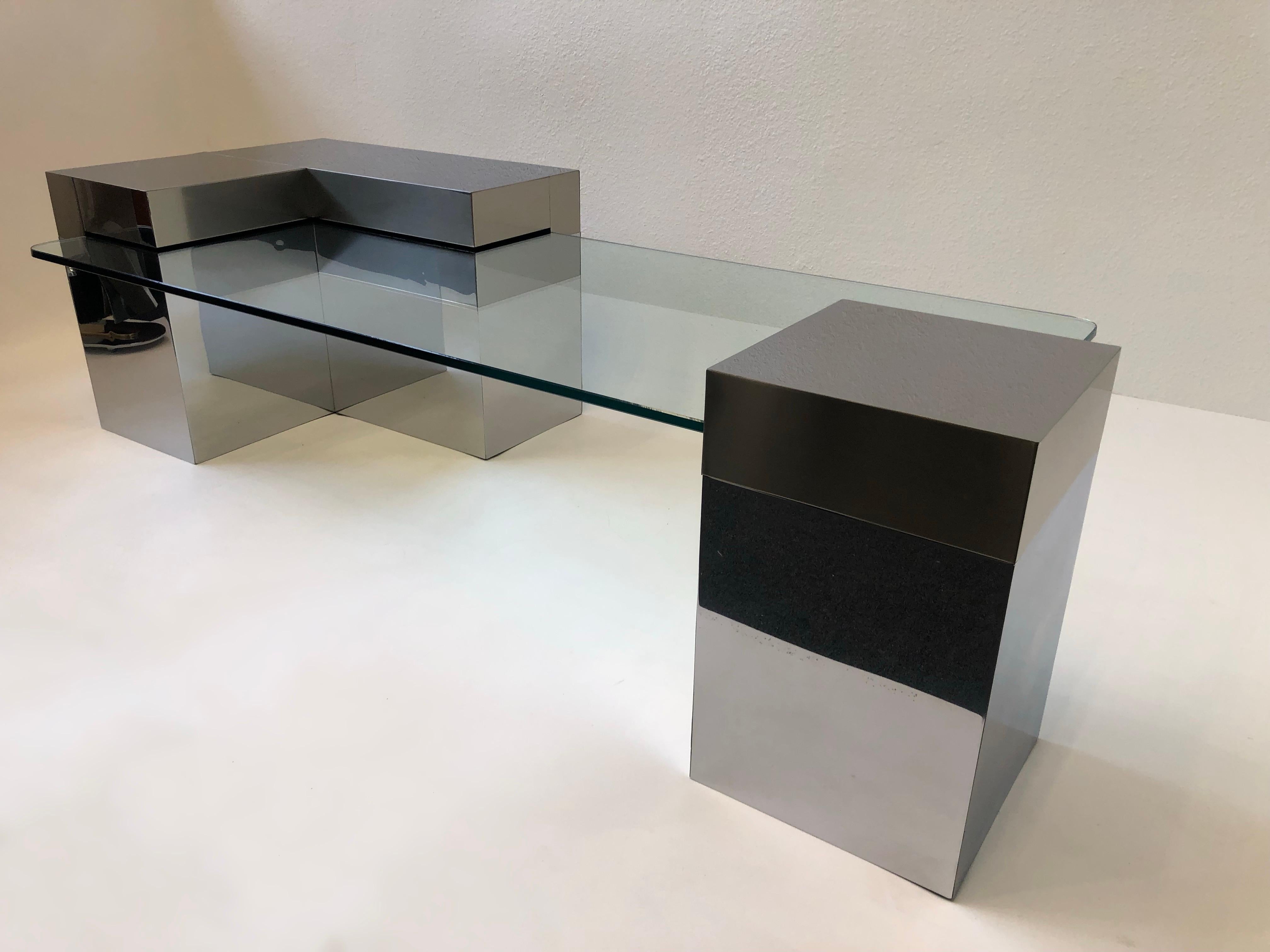 table basse en chrome et verre des années 1970 par Paul Evans pour Directional.
Construit en bois recouvert de feuilles de chrome poli et brossé sur les parties supérieures. 
Le plateau a été poli par un professionnel, la table a quelques petites