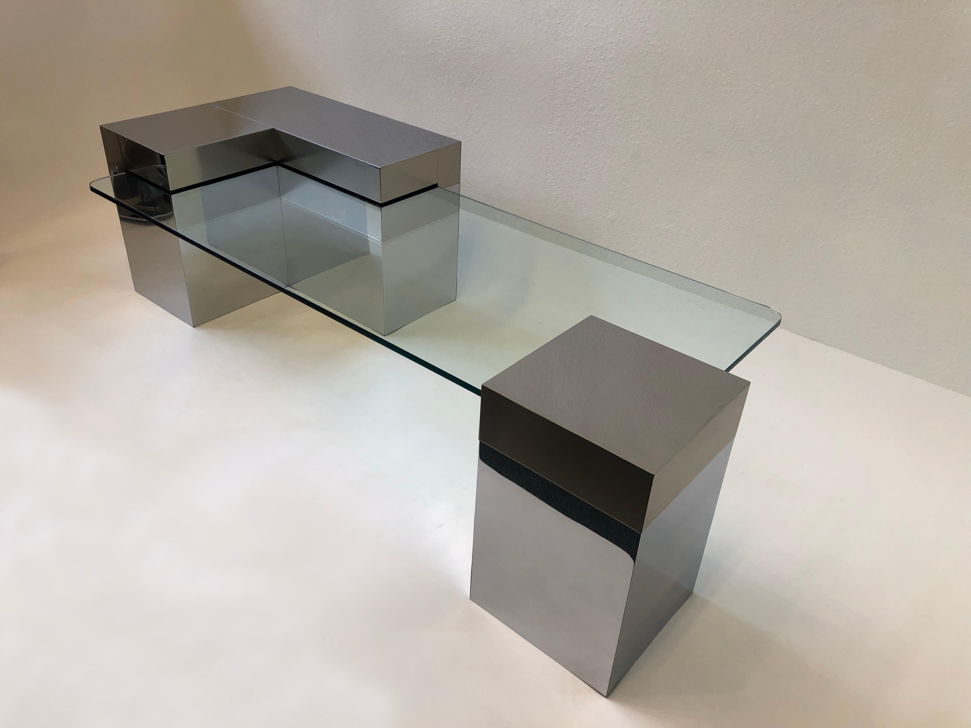 Moderne Table basse Cityscape en chrome et verre de Paul Evans en vente