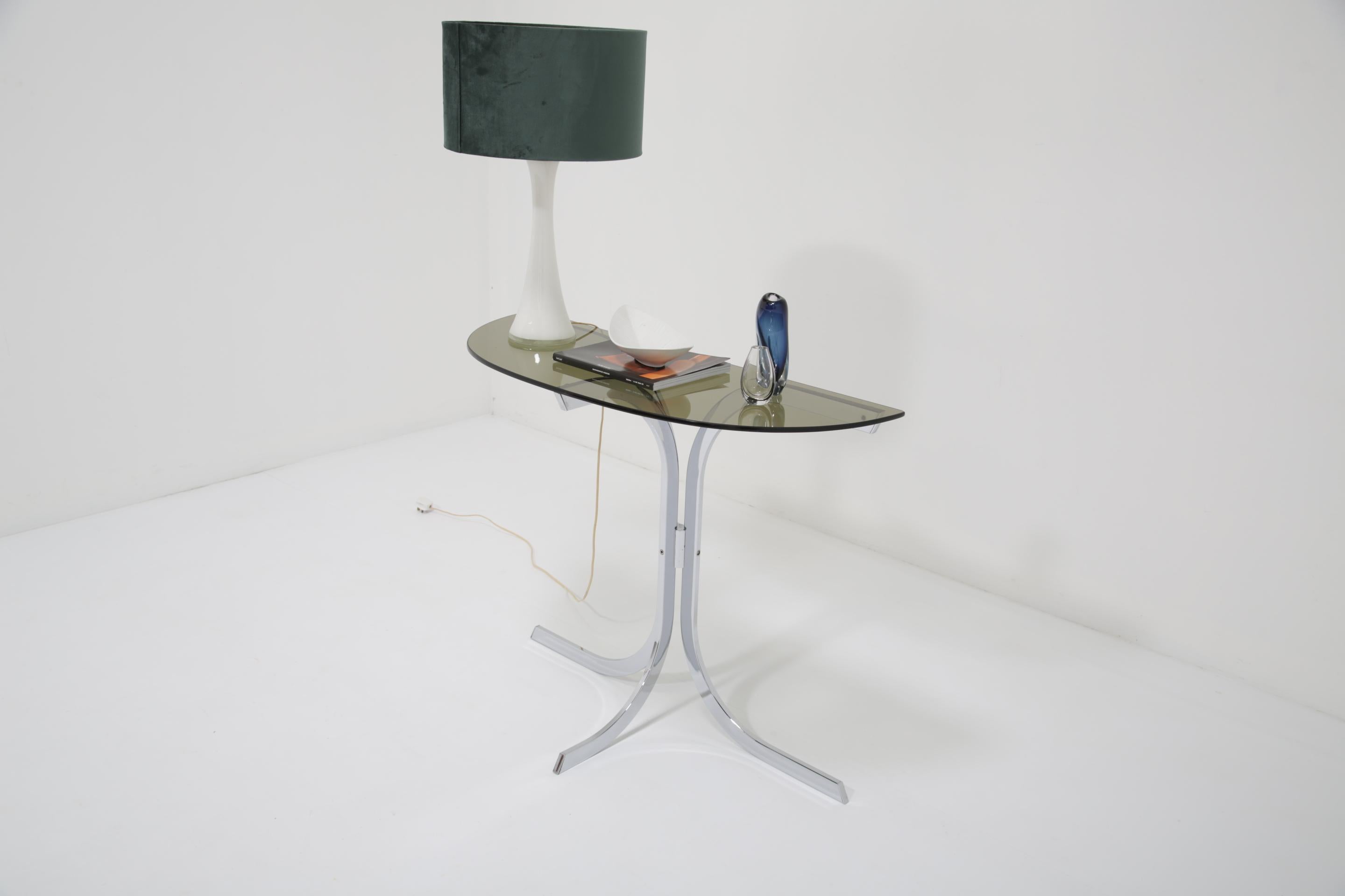 Table console en chrome et verre peut-être française circa 1970 en vente 3