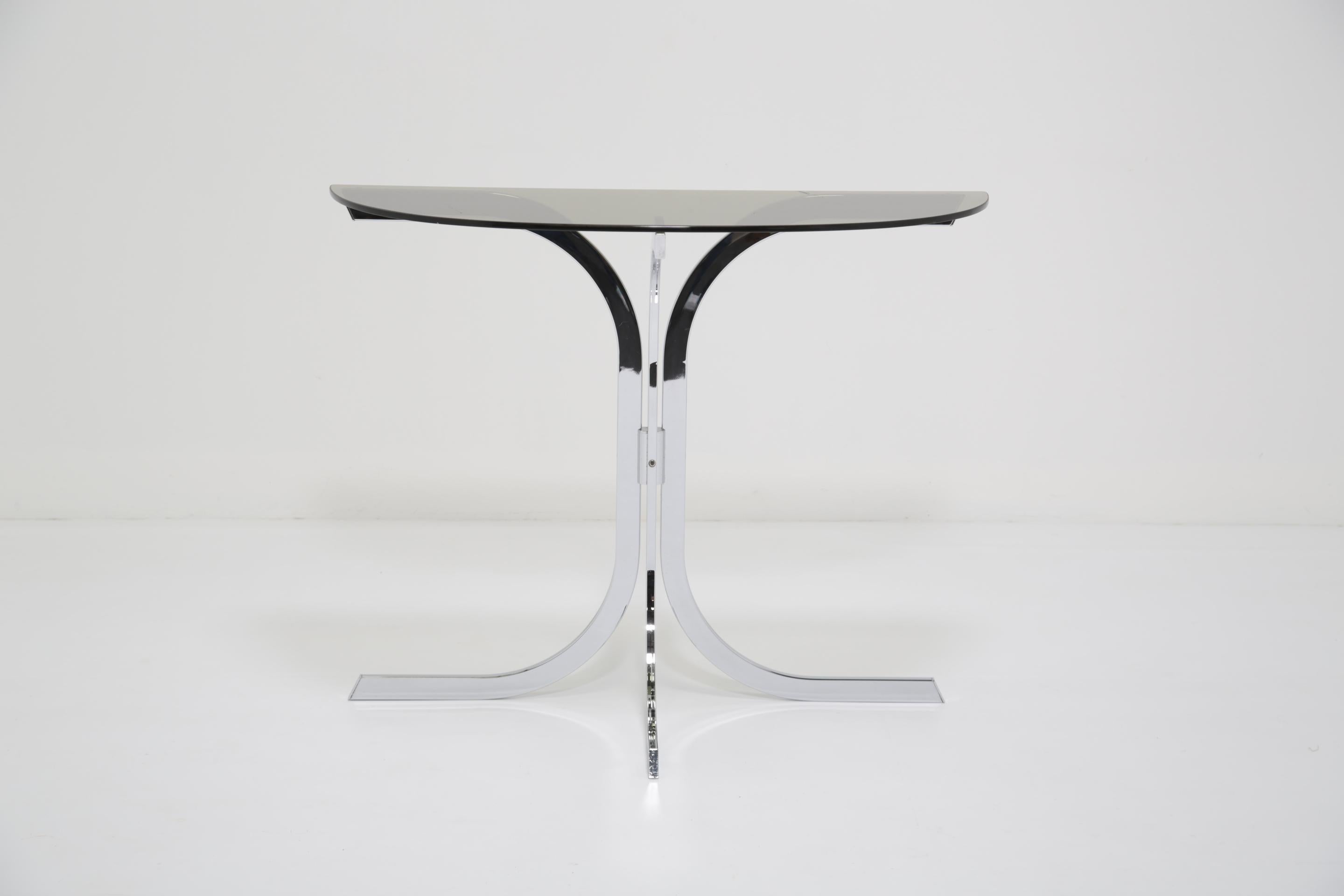 Table console en chrome et verre peut-être française circa 1970 en vente 4