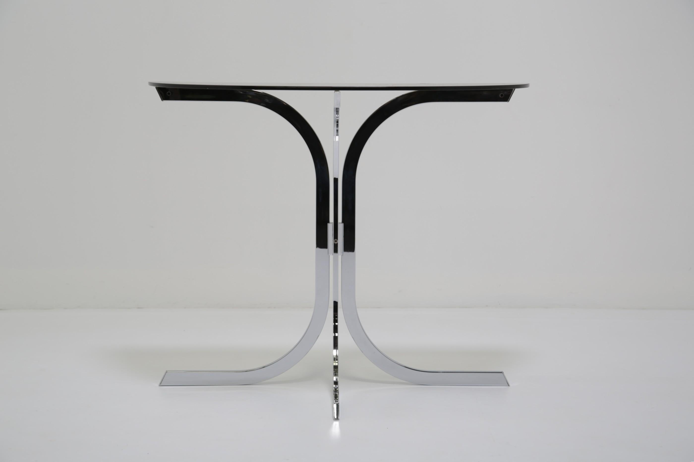 Table console en chrome et verre peut-être française circa 1970 en vente 5