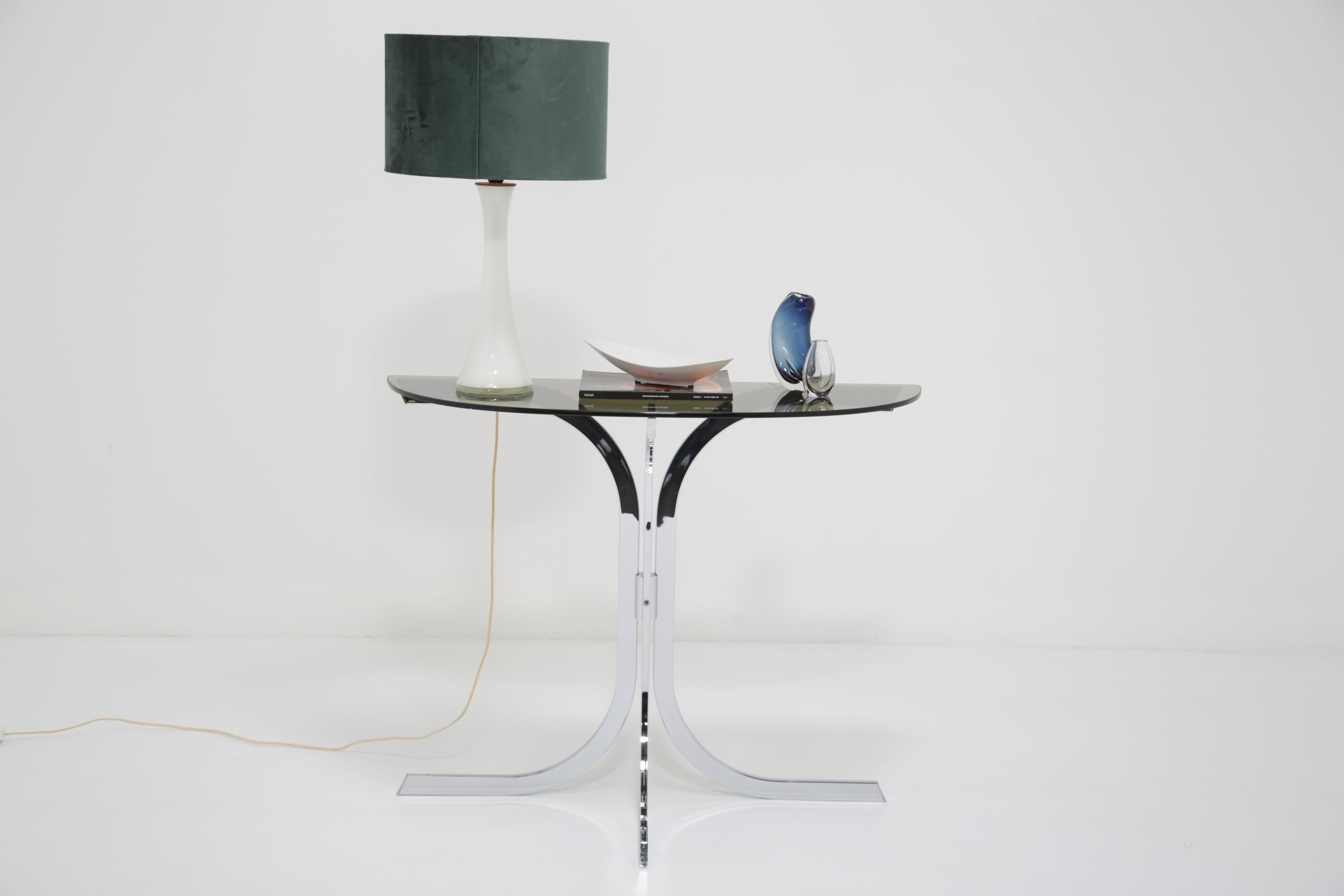 Table console en chrome et verre peut-être française circa 1970 en vente 2
