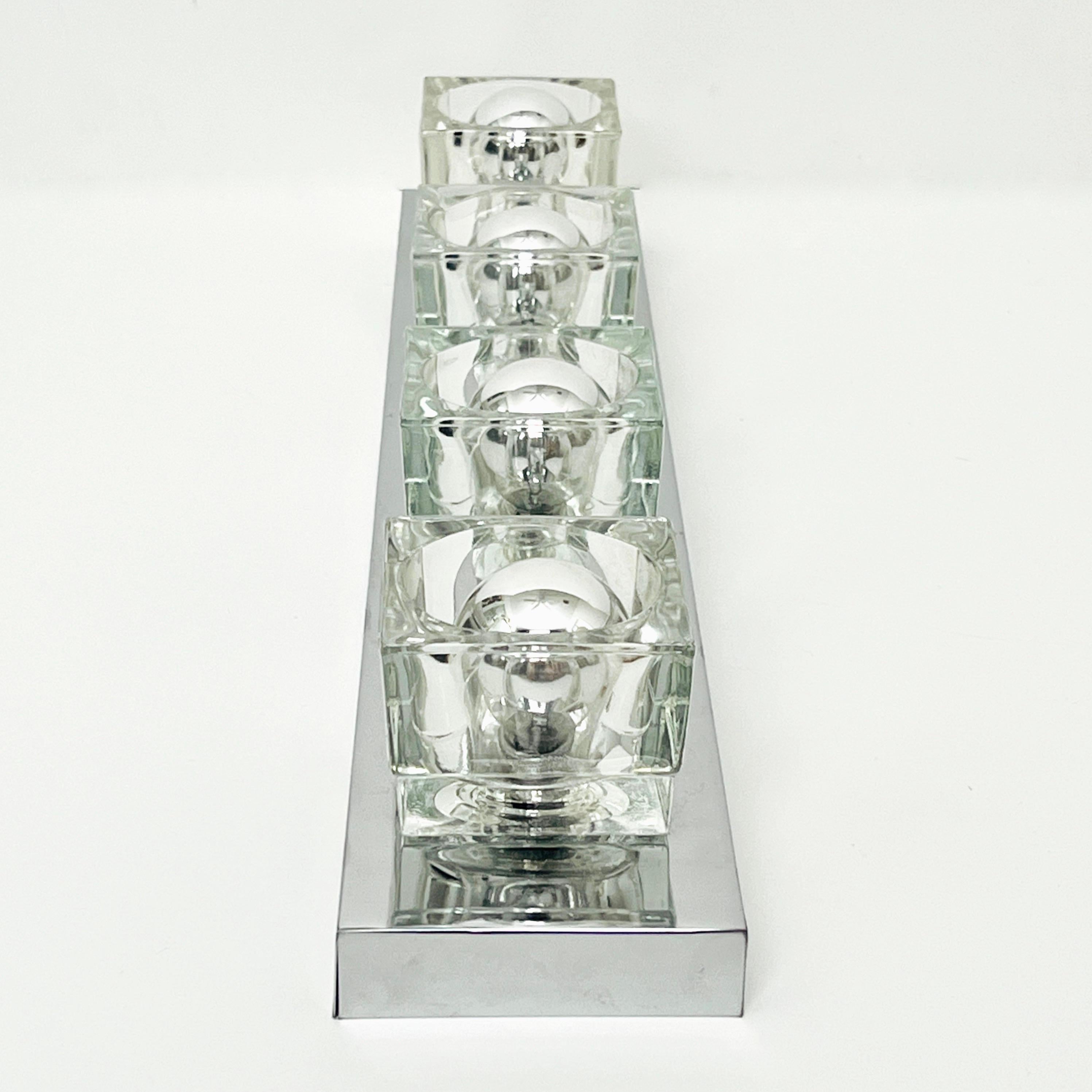Vierflammiger Wandleuchter aus Chrom und Glas mit Würfeln von Gaetano Sciolari, ca. 1970er Jahre (Moderne der Mitte des Jahrhunderts) im Angebot