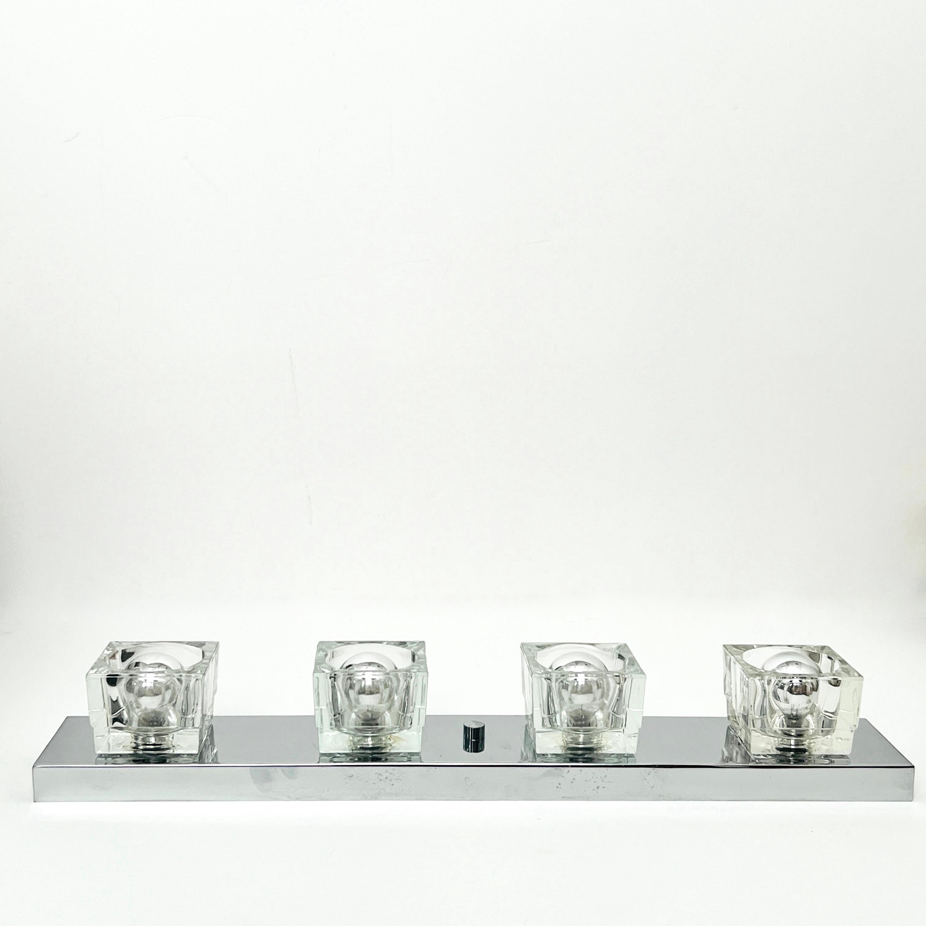 Vierflammiger Wandleuchter aus Chrom und Glas mit Würfeln von Gaetano Sciolari, ca. 1970er Jahre im Angebot 1