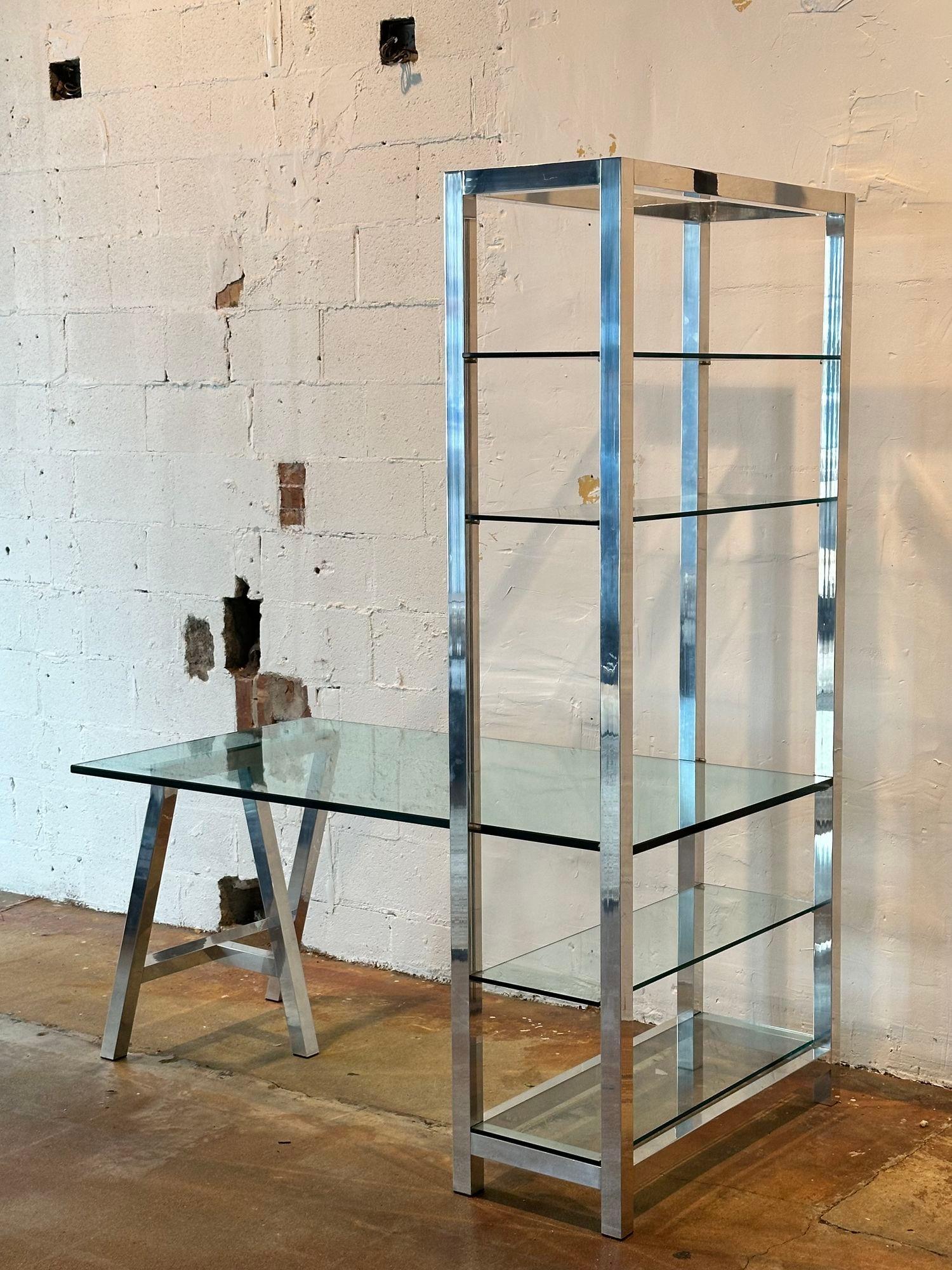 Schreibtisch/Etagere/Bücherregal aus Chrom und Glas, 1970 (amerikanisch) im Angebot