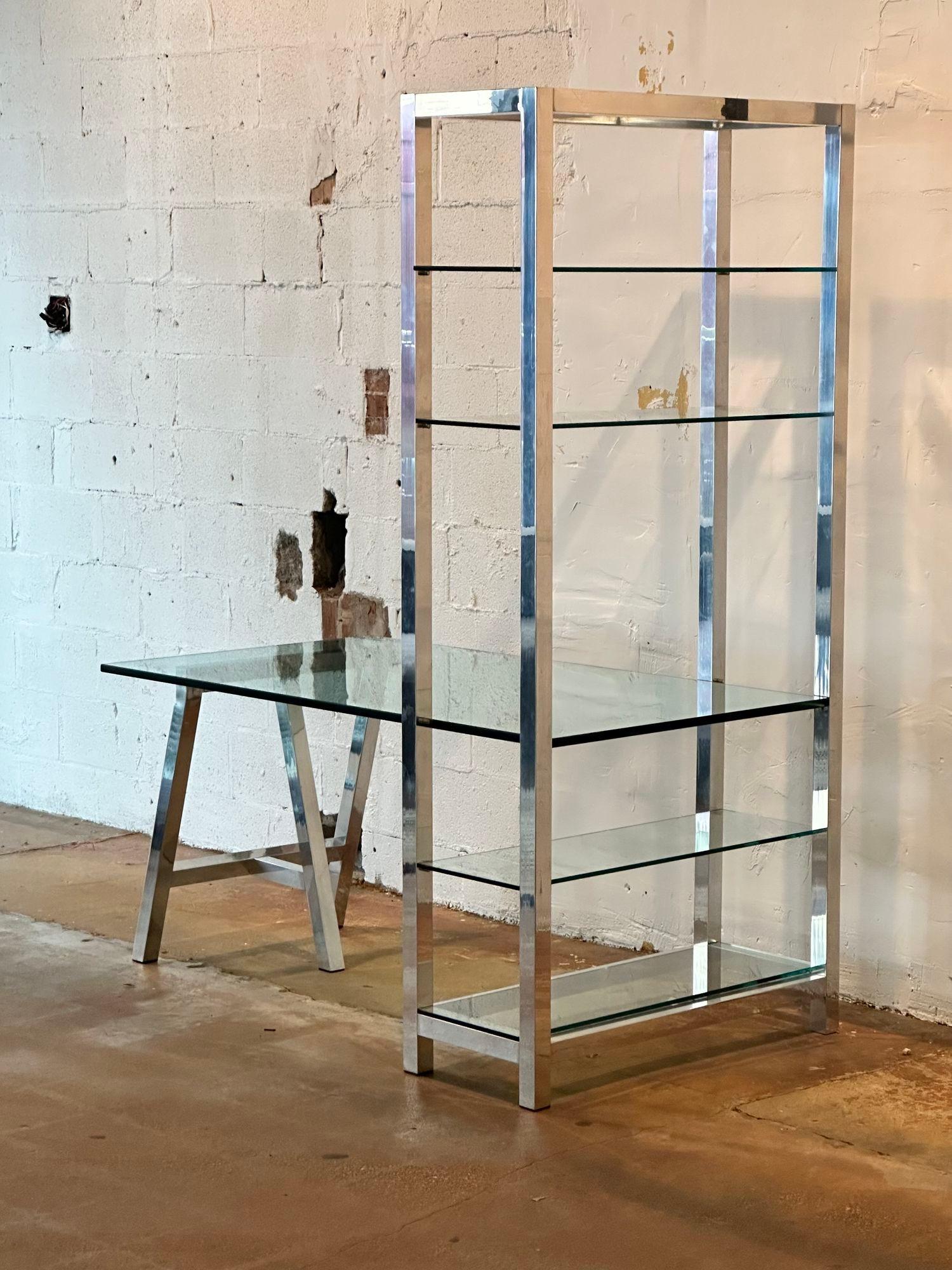 Schreibtisch/Etagere/Bücherregal aus Chrom und Glas, 1970 (Ende des 20. Jahrhunderts) im Angebot