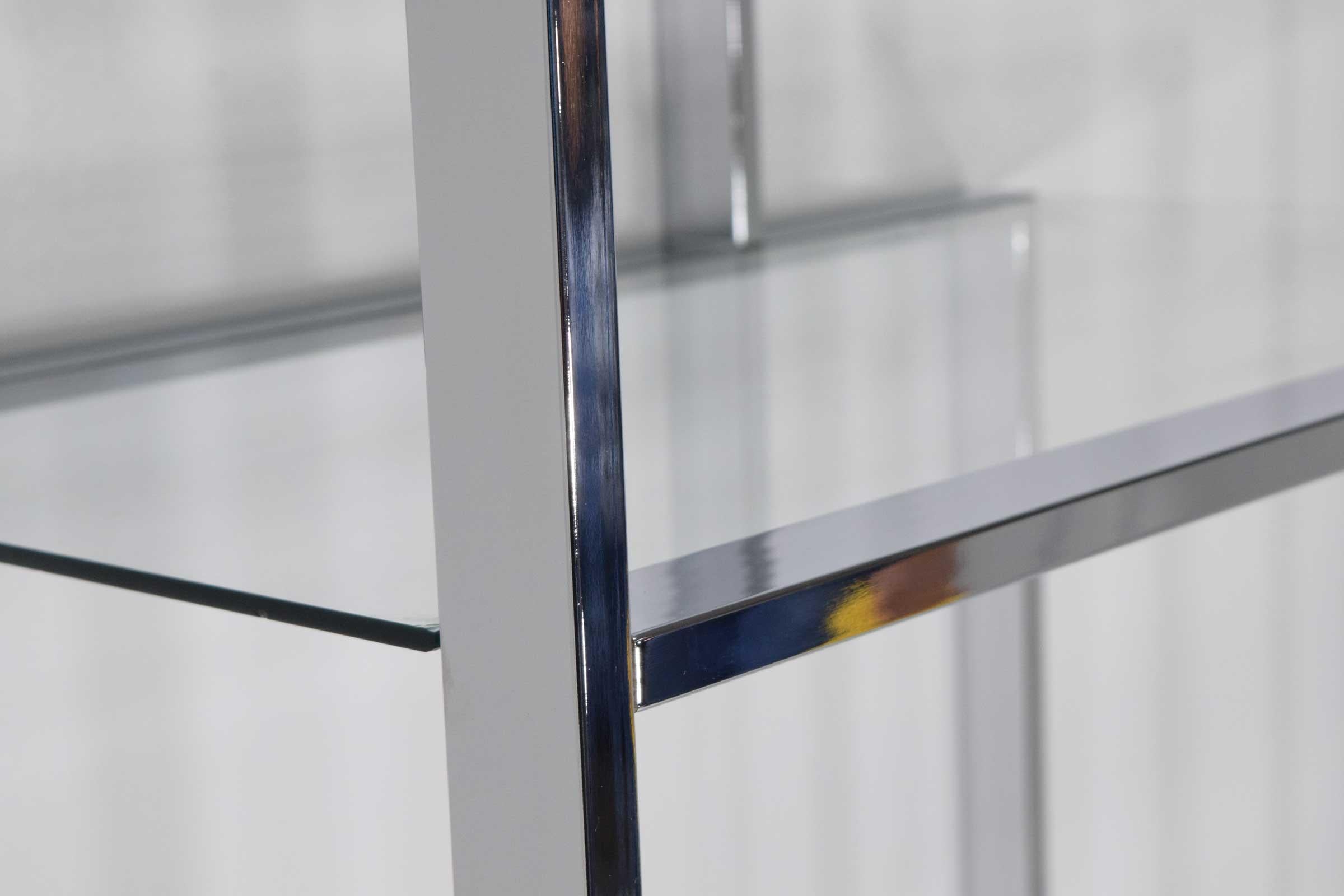Américain Étagère en chrome et en verre par Design Institute of America en vente