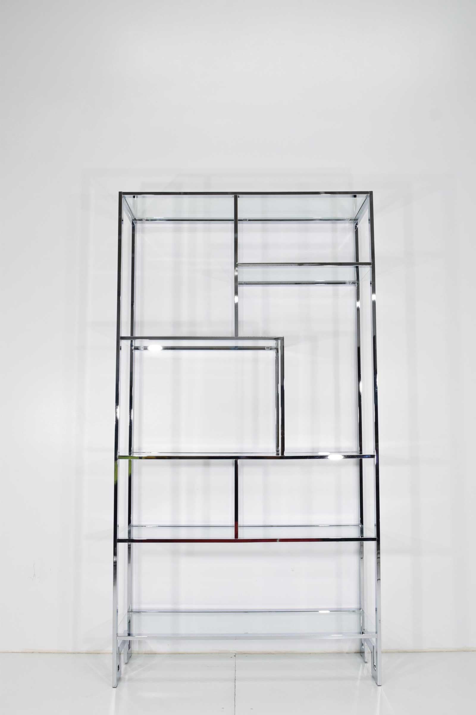 20ième siècle Étagère en chrome et en verre par Design Institute of America en vente