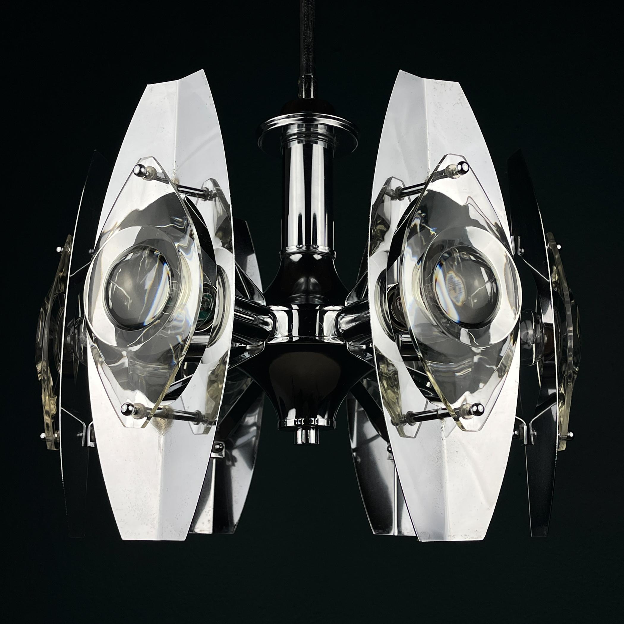 

Beautiful Italian chandelier designed by Oscar Torlasco made in Italy in the 1960s. Known for his lamps that diffuse soft light through optical glass lenses, the Roman designer Oscar Torlasco (1934 - 2004) established himself in the '50s and '60s