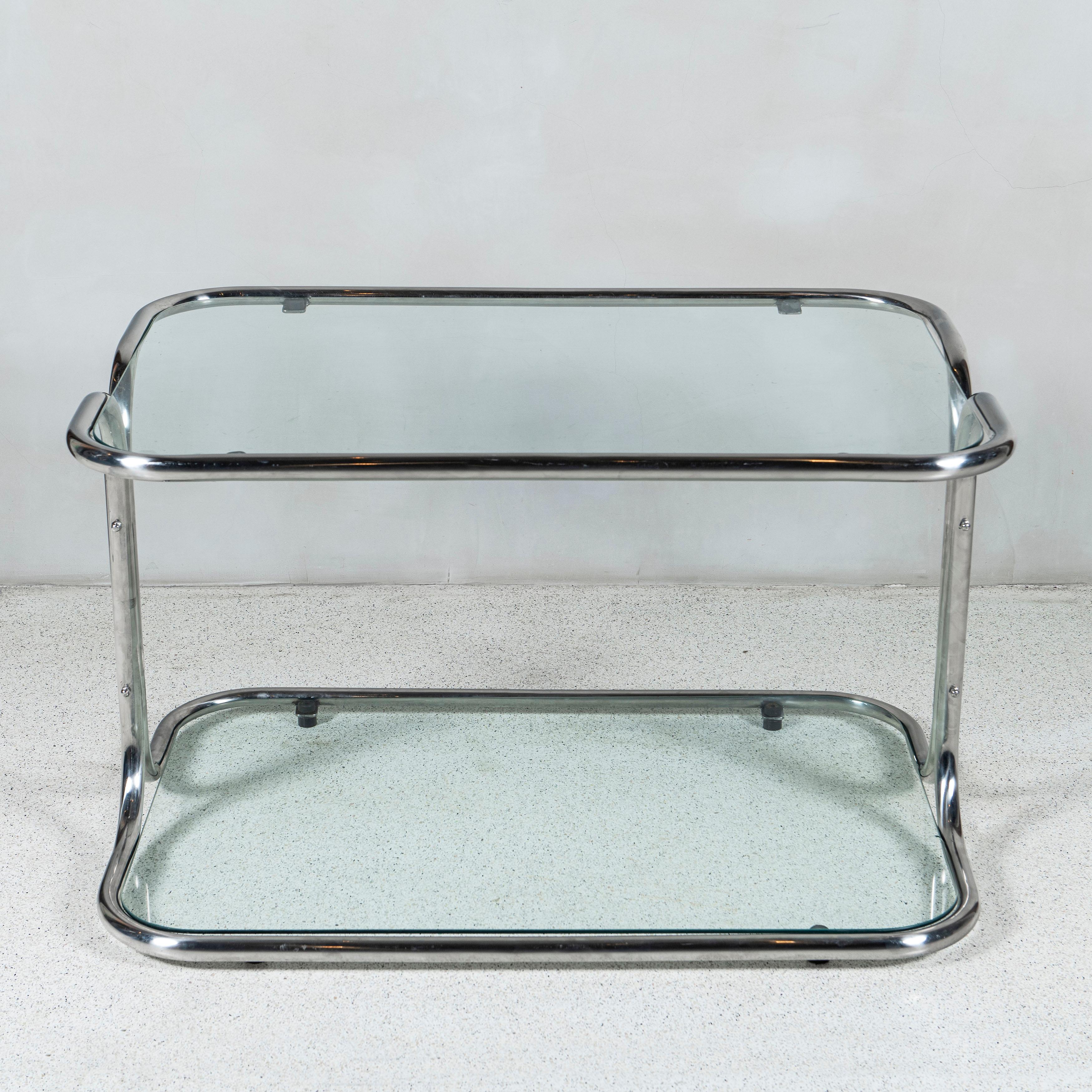 Niedriger Tisch aus Chrom und Glas, entworfen von den Architekten Reinaldo Leiro und Arnoldo Gaite, Argentinien, Buenos Aires, 1970-1971.

Reinaldo Leiro (Argentinien, 1930-2016)
Arnoldo Gaite (Argentinien, 1934-2020).