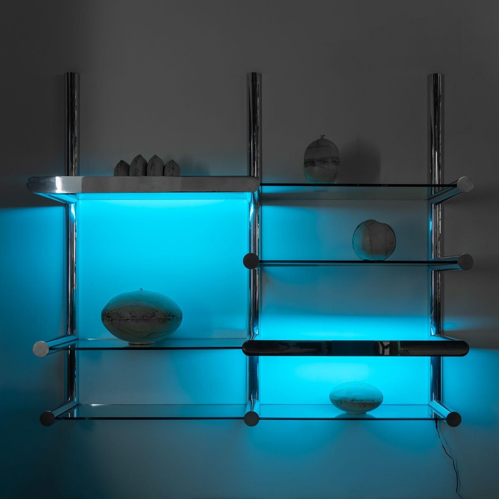 Il sistema di pensili Orba di Pace Collection, disegnato da Janet Schwietzer negli anni '70, è uno splendido esempio di design moderno di metà secolo. Questo pensile è noto per l'uso innovativo dei materiali e per la sua sofisticata ingegneria. Il