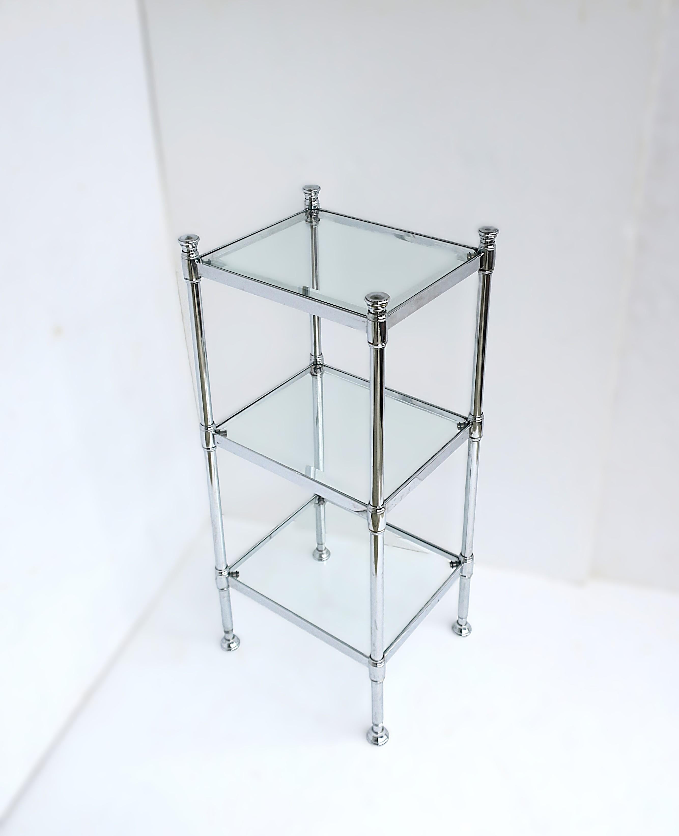 Estantería de baño Étagère de cromo y cristal con remates. La pieza es rectangular con tres (3) estantes de cristal biselado. Una gran pieza para un cuarto de baño, tocador, etc., para guardar toallas, pañuelos, botellas, etc., Una gran pieza con