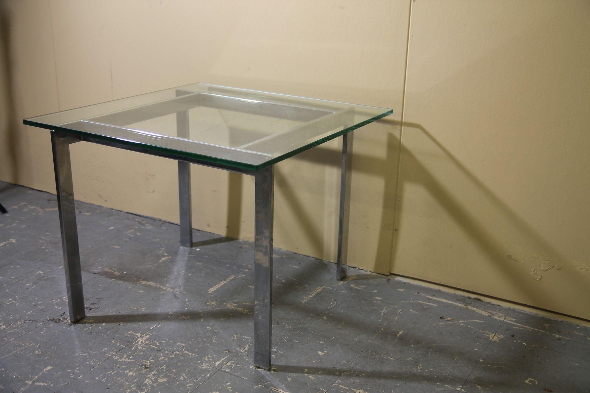 Chrome and glass side table in the manner of Milo Baughman In Good Condition For Sale In Asbury Park, NJ