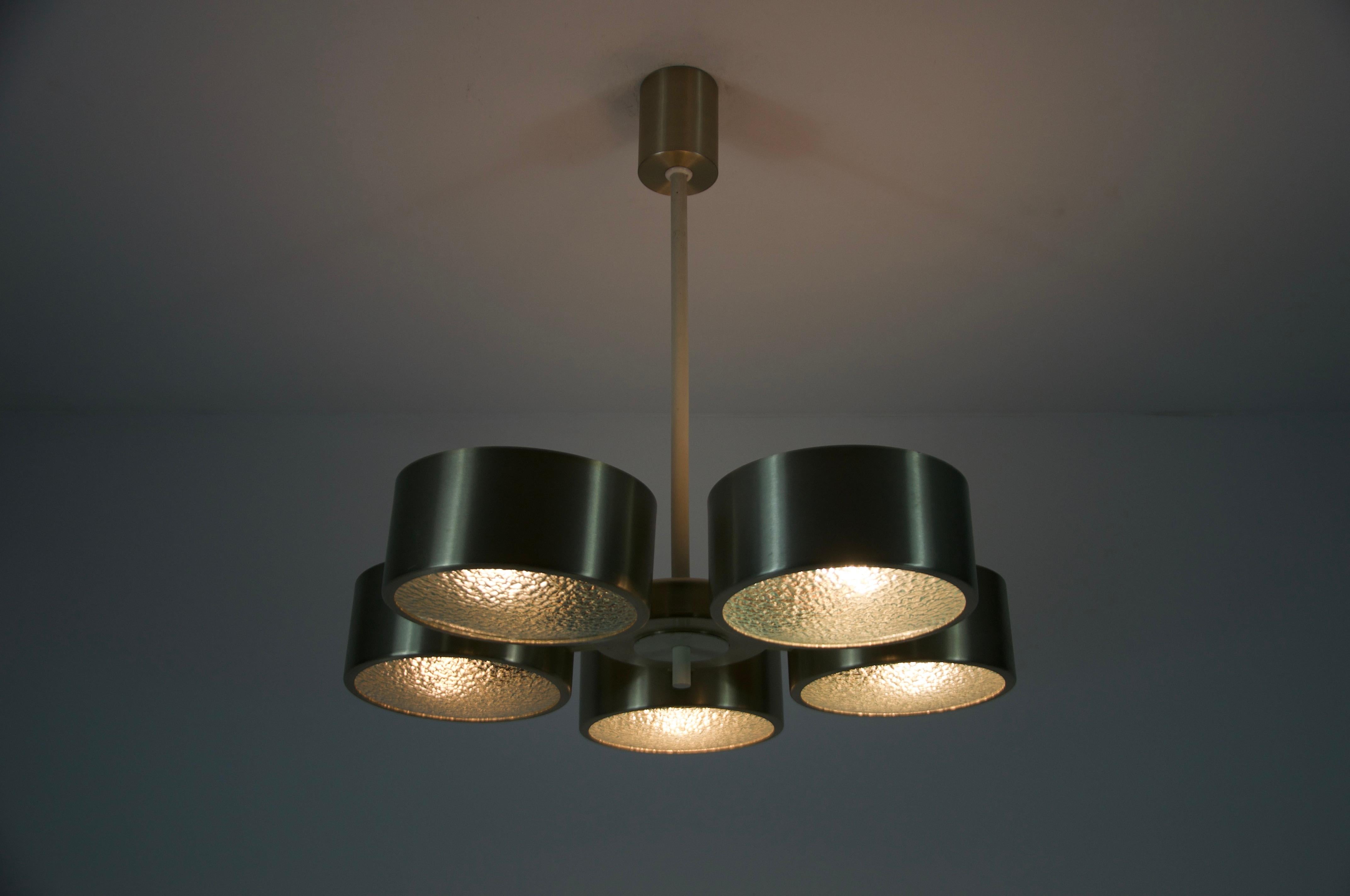 La lampada da soffitto Space and Chrome e Glass, proveniente dalla Germania e risalente agli anni '70, mette in mostra il linguaggio futuristico del design dell'epoca. La lampada presenta quattro paralumi circolari con finitura cromata, ciascuno