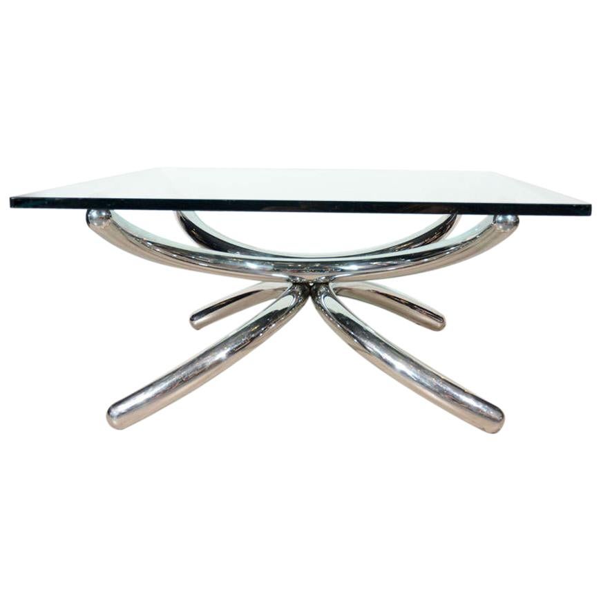 Mesa de centro moderna de mediados de siglo con diseño de base tubular. Diseño artístico esculpido en acero pulido y con tablero de cristal cuadrado. Única y hermosa desde todos los ángulos. 

 